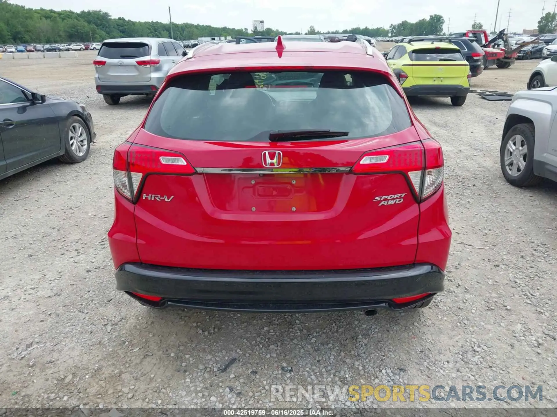 17 Photograph of a damaged car 3CZRU6H16KG726157 HONDA HR-V 2019