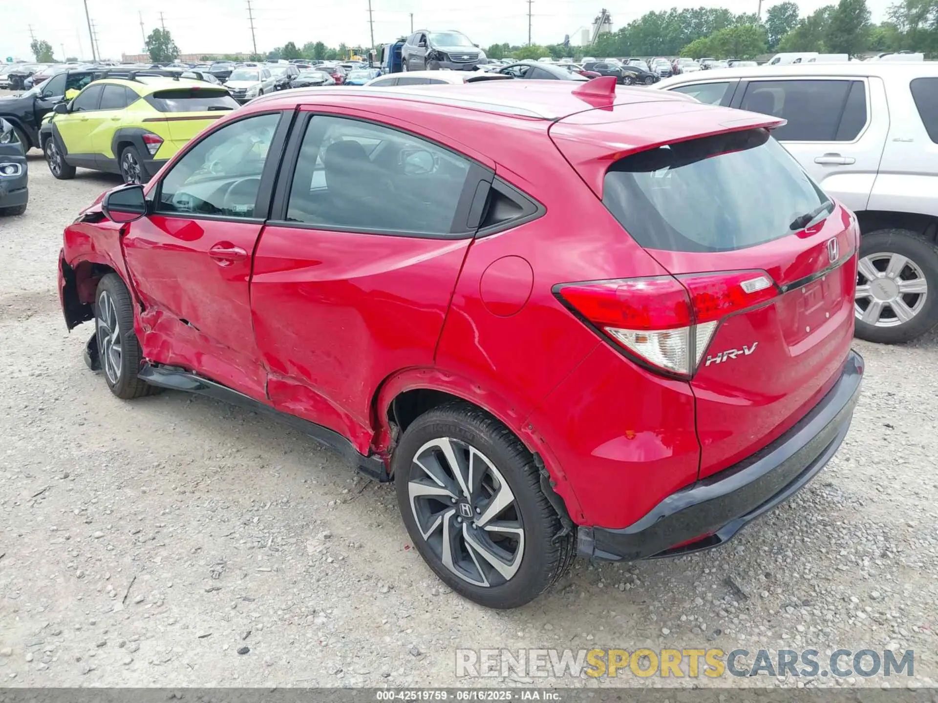 3 Photograph of a damaged car 3CZRU6H16KG726157 HONDA HR-V 2019