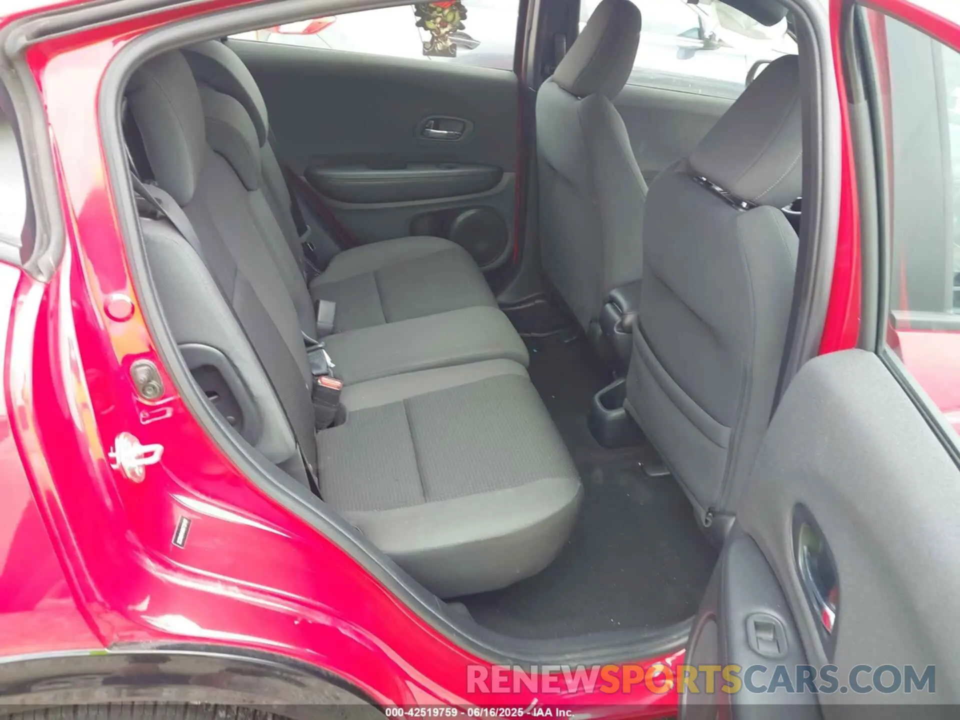 8 Photograph of a damaged car 3CZRU6H16KG726157 HONDA HR-V 2019