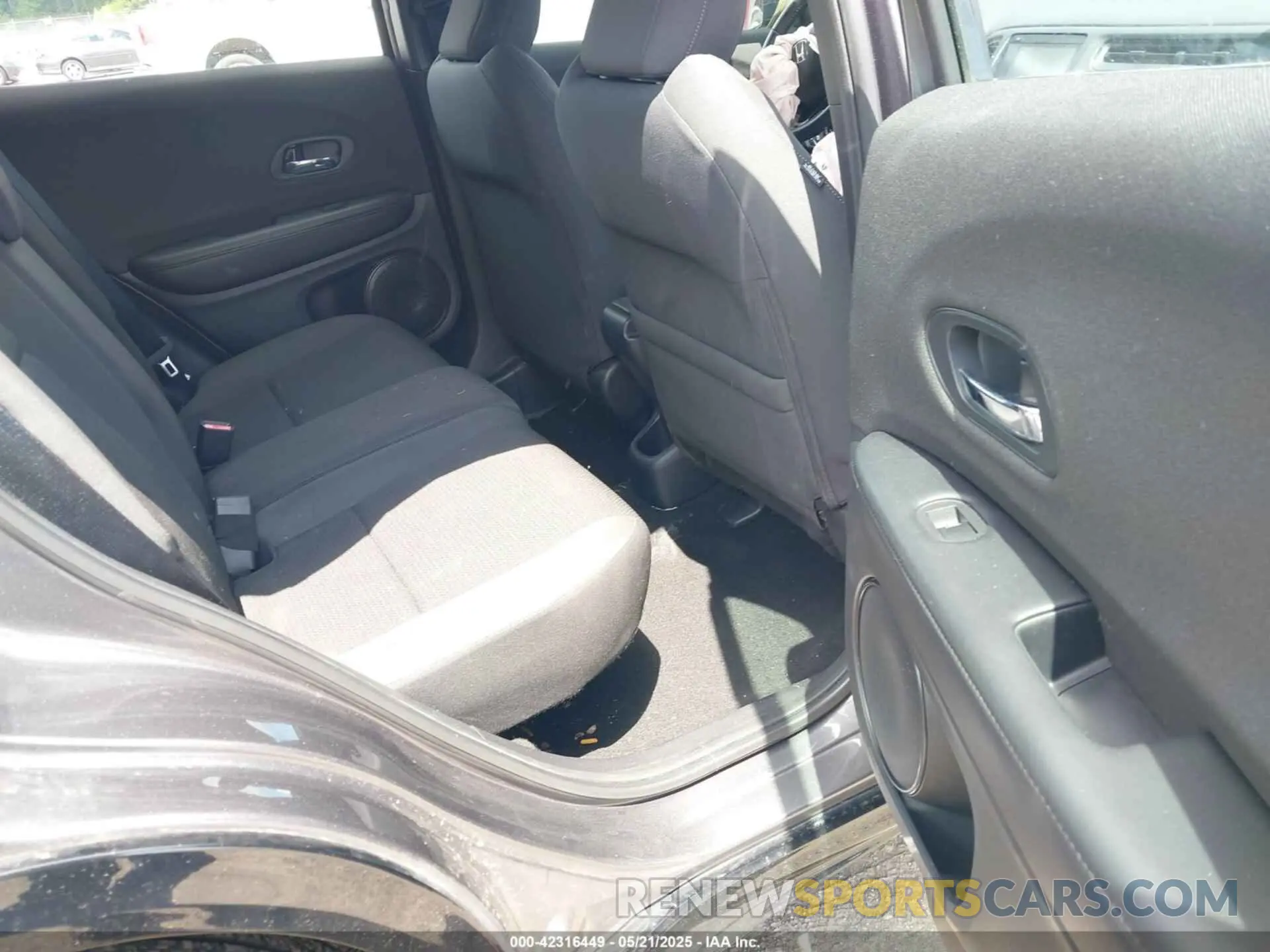 8 Photograph of a damaged car 3CZRU6H17KG711912 HONDA HR-V 2019
