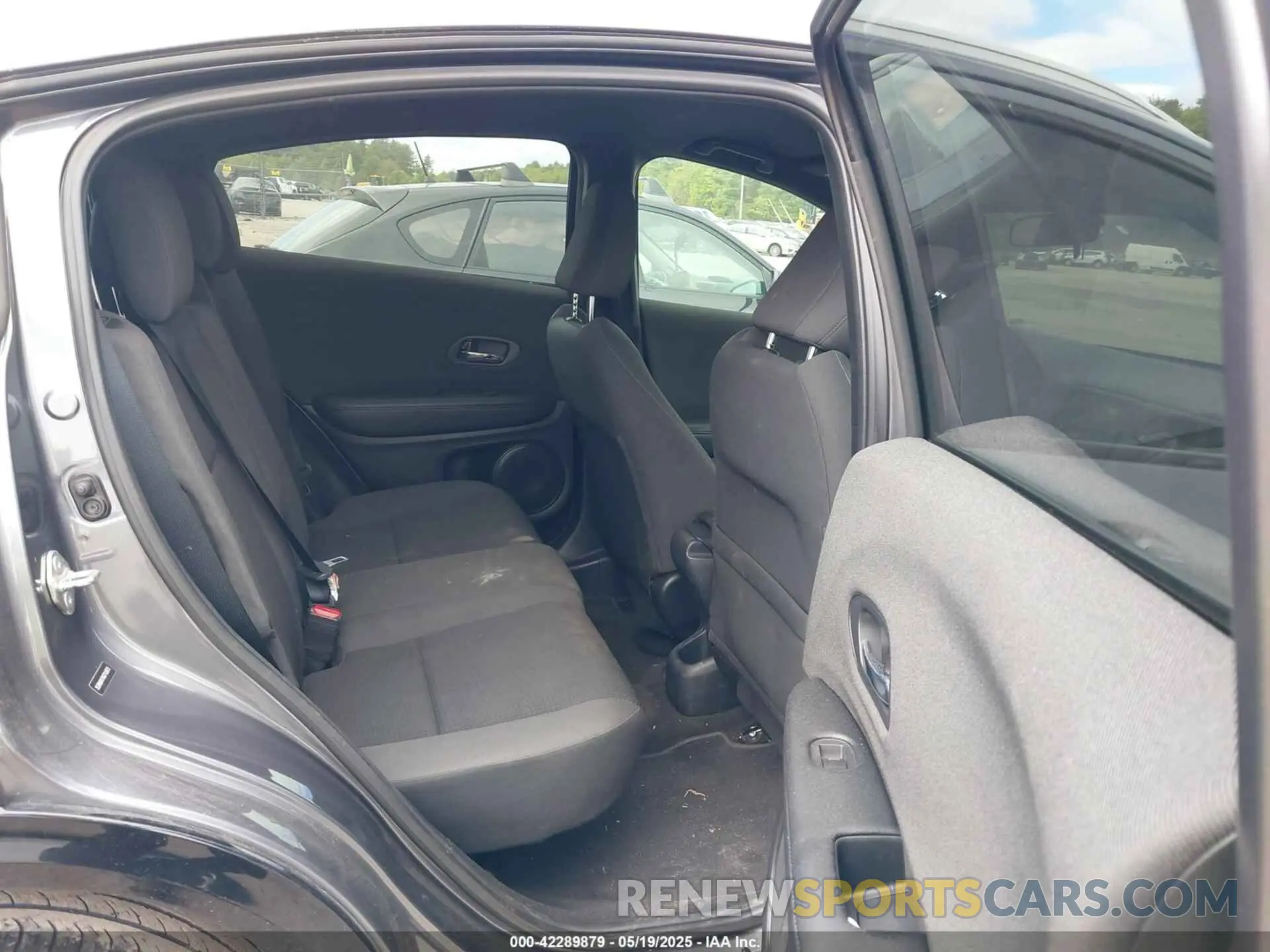 8 Photograph of a damaged car 3CZRU6H17KG712073 HONDA HR-V 2019