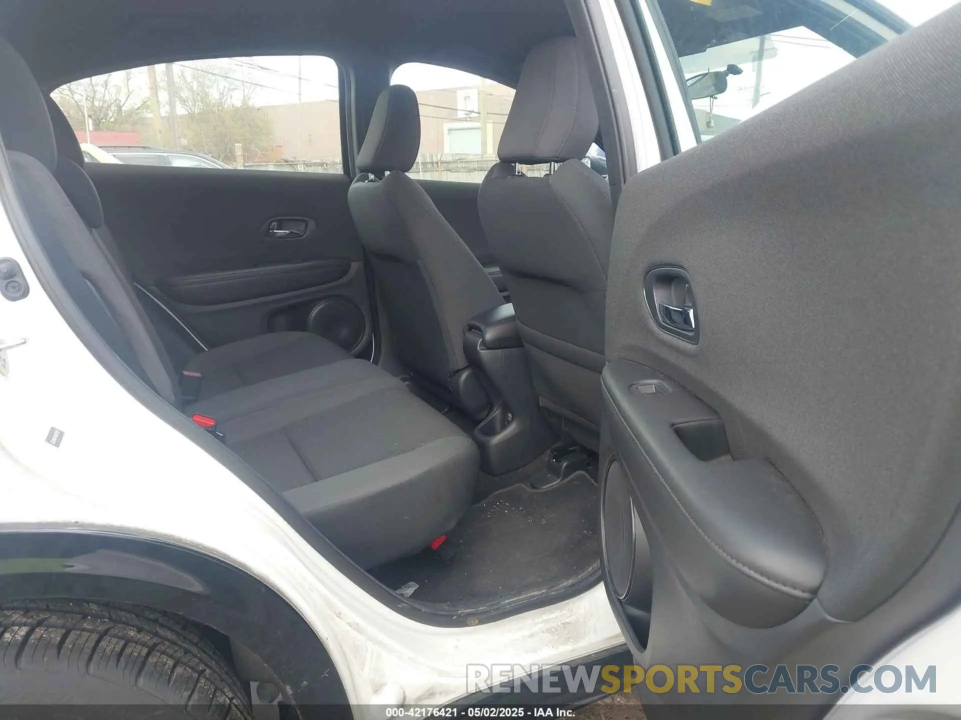 8 Photograph of a damaged car 3CZRU6H17KM725424 HONDA HR-V 2019