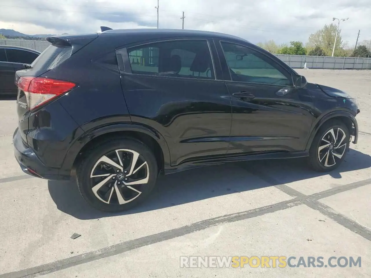 3 Photograph of a damaged car 3CZRU6H17KM737699 HONDA HR-V 2019