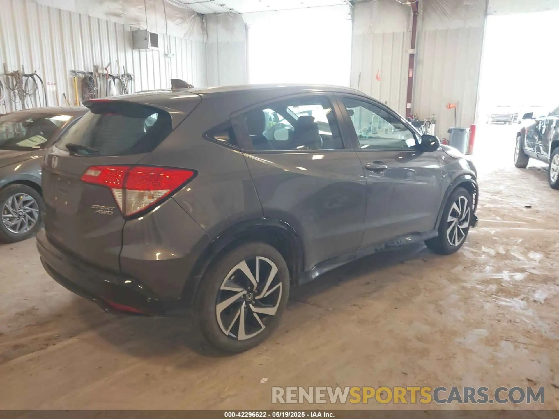 4 Photograph of a damaged car 3CZRU6H18KG706038 HONDA HR-V 2019