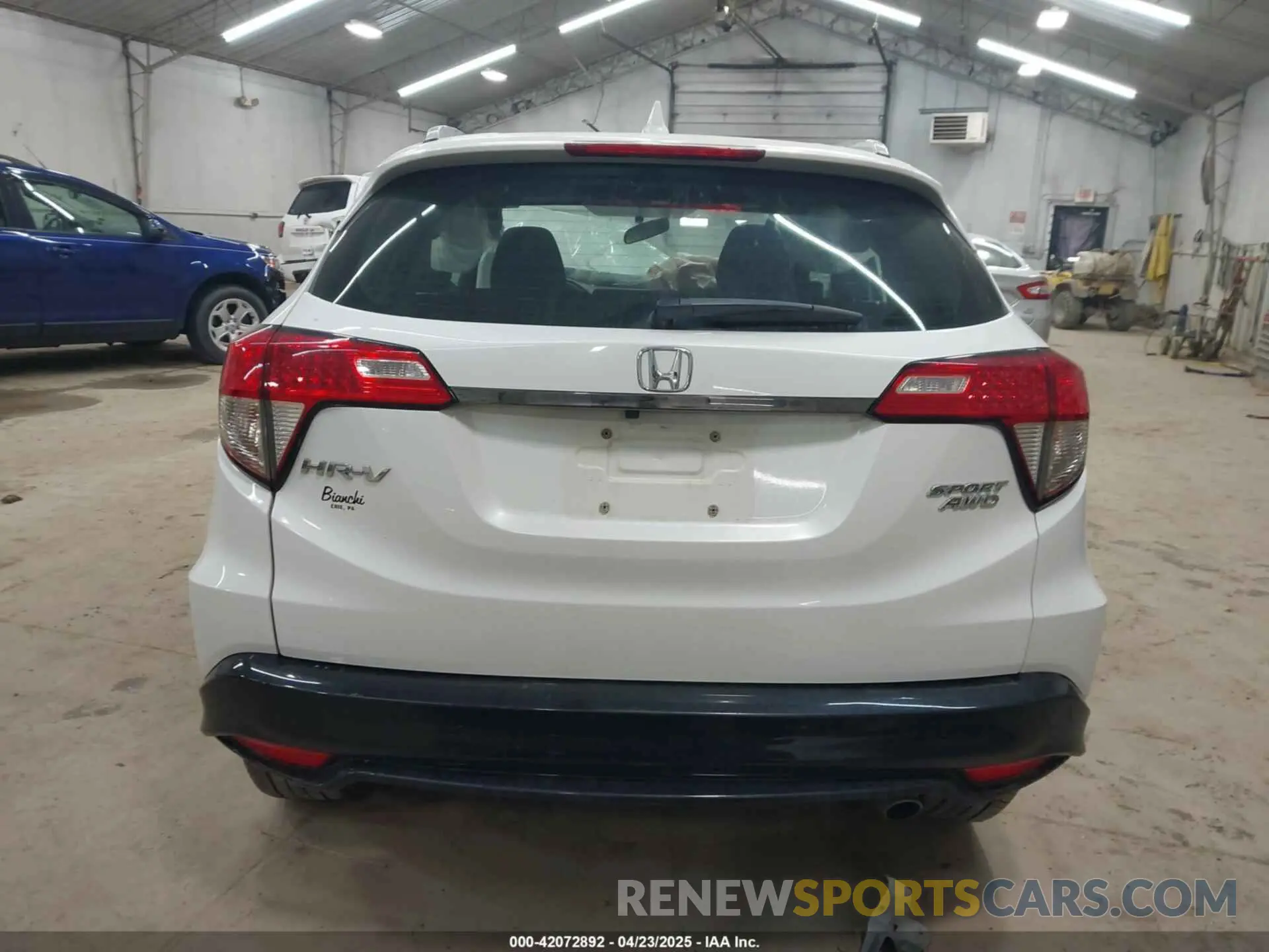 17 Photograph of a damaged car 3CZRU6H1XKM705684 HONDA HR-V 2019