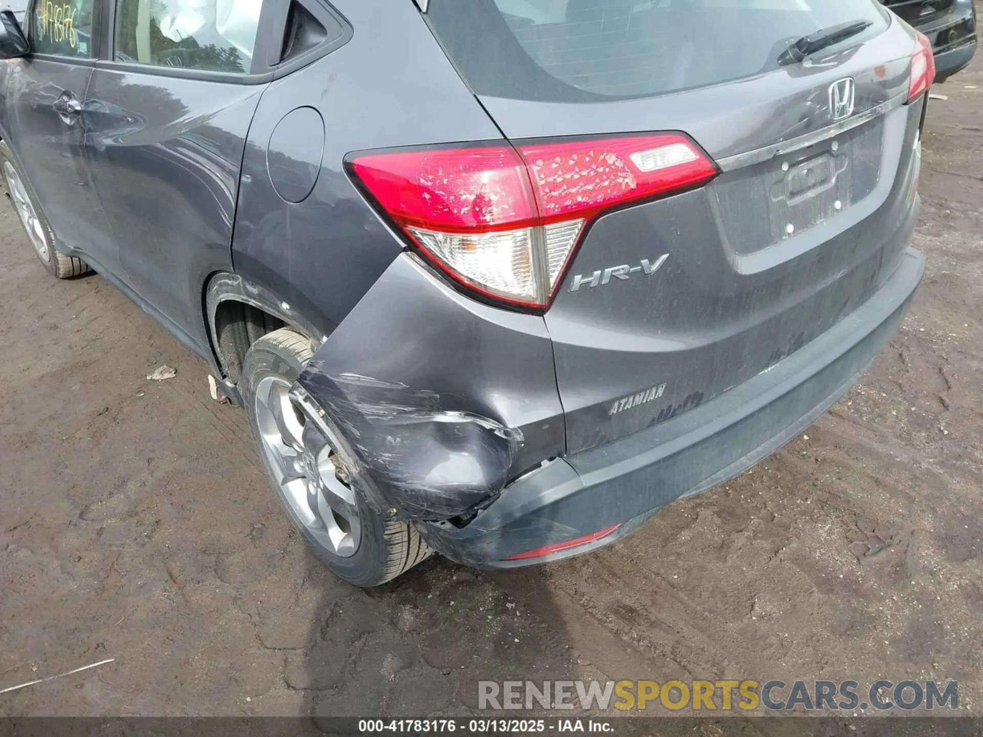 17 Photograph of a damaged car 3CZRU6H32KG710054 HONDA HR-V 2019