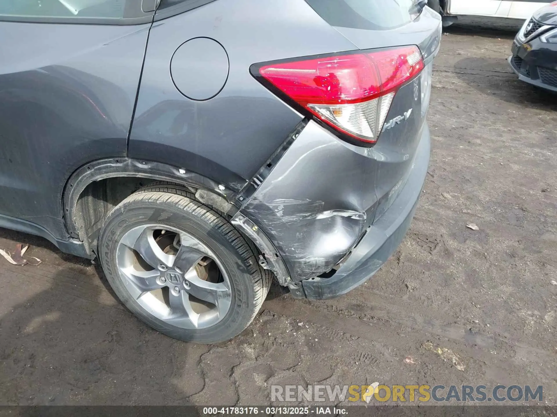18 Photograph of a damaged car 3CZRU6H32KG710054 HONDA HR-V 2019