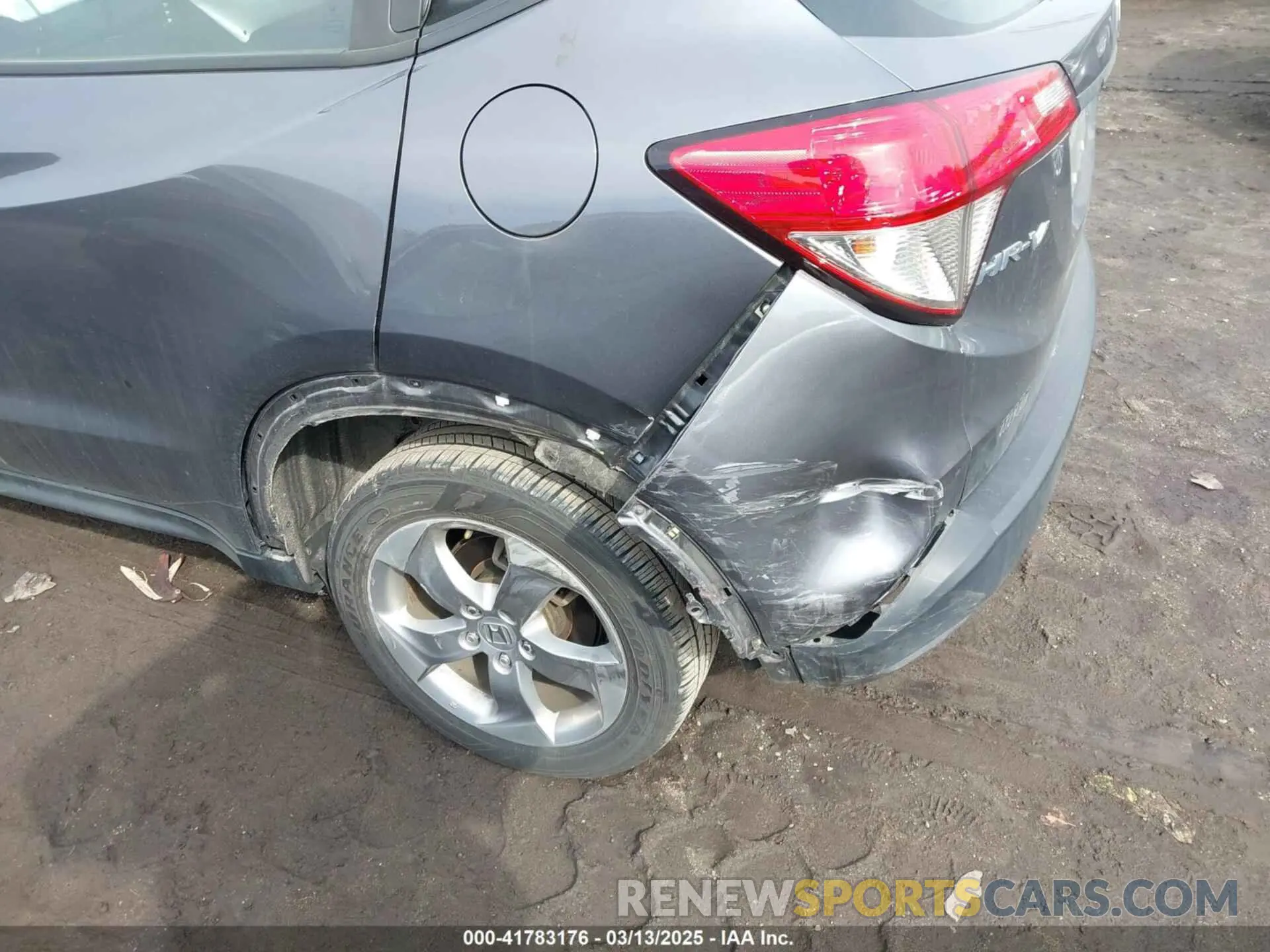 19 Photograph of a damaged car 3CZRU6H32KG710054 HONDA HR-V 2019