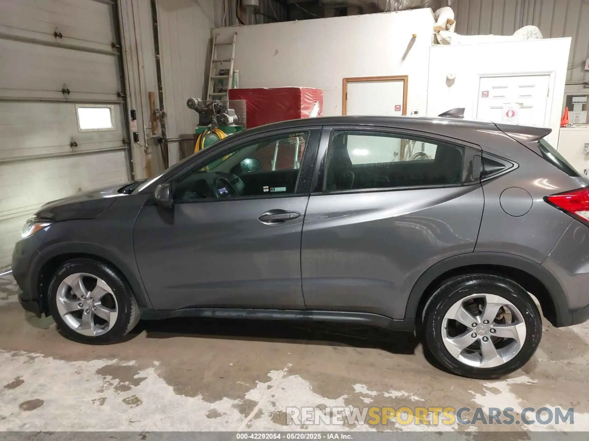 14 Photograph of a damaged car 3CZRU6H33KG705428 HONDA HR-V 2019
