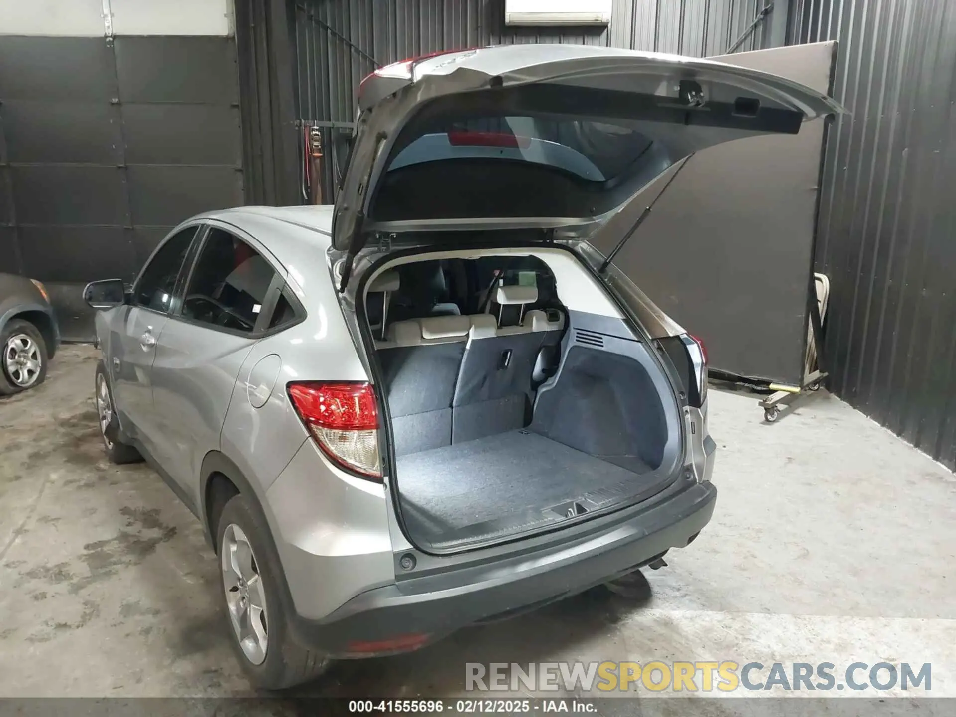 3 Photograph of a damaged car 3CZRU6H33KG733665 HONDA HR-V 2019