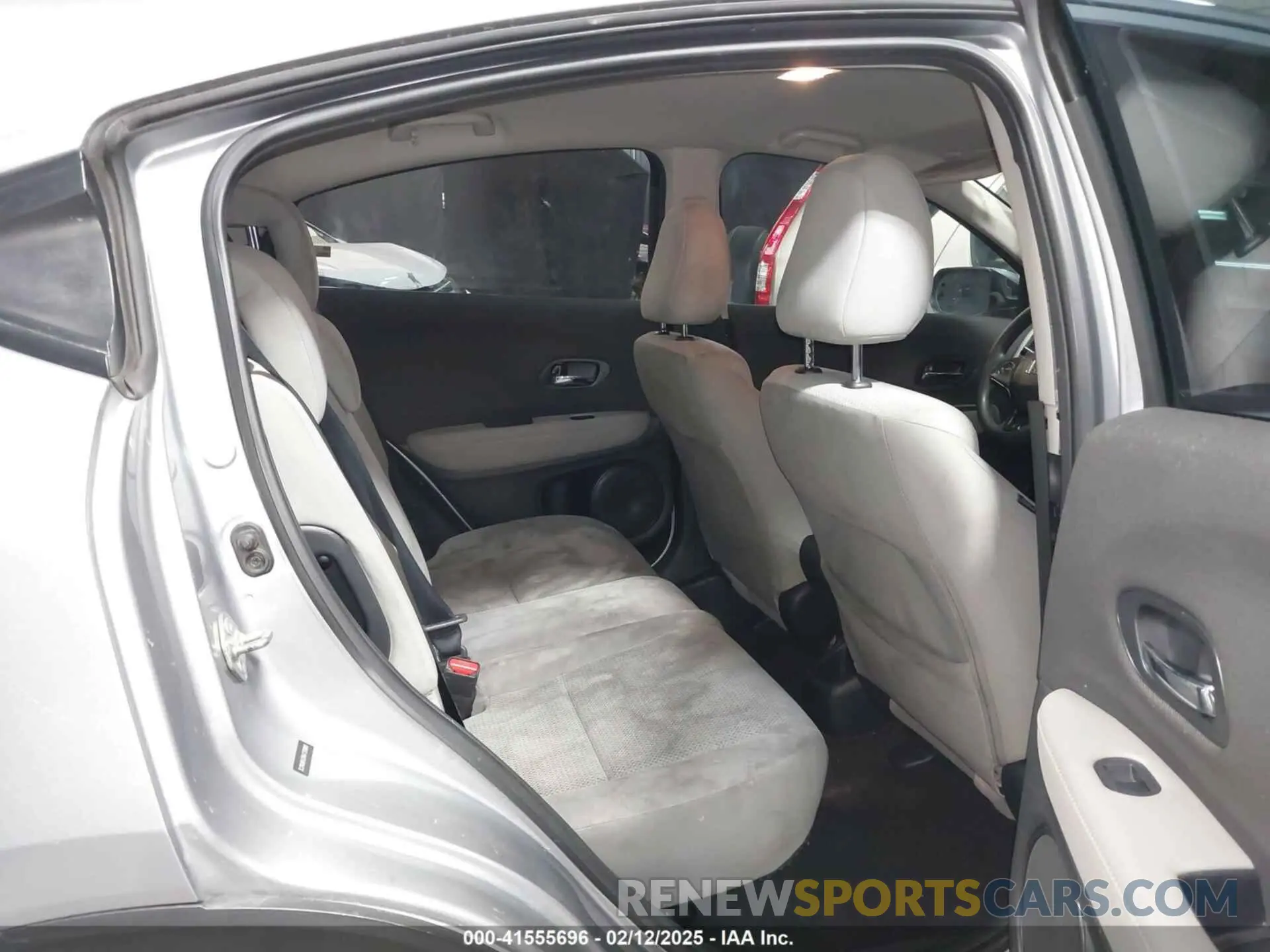 8 Photograph of a damaged car 3CZRU6H33KG733665 HONDA HR-V 2019