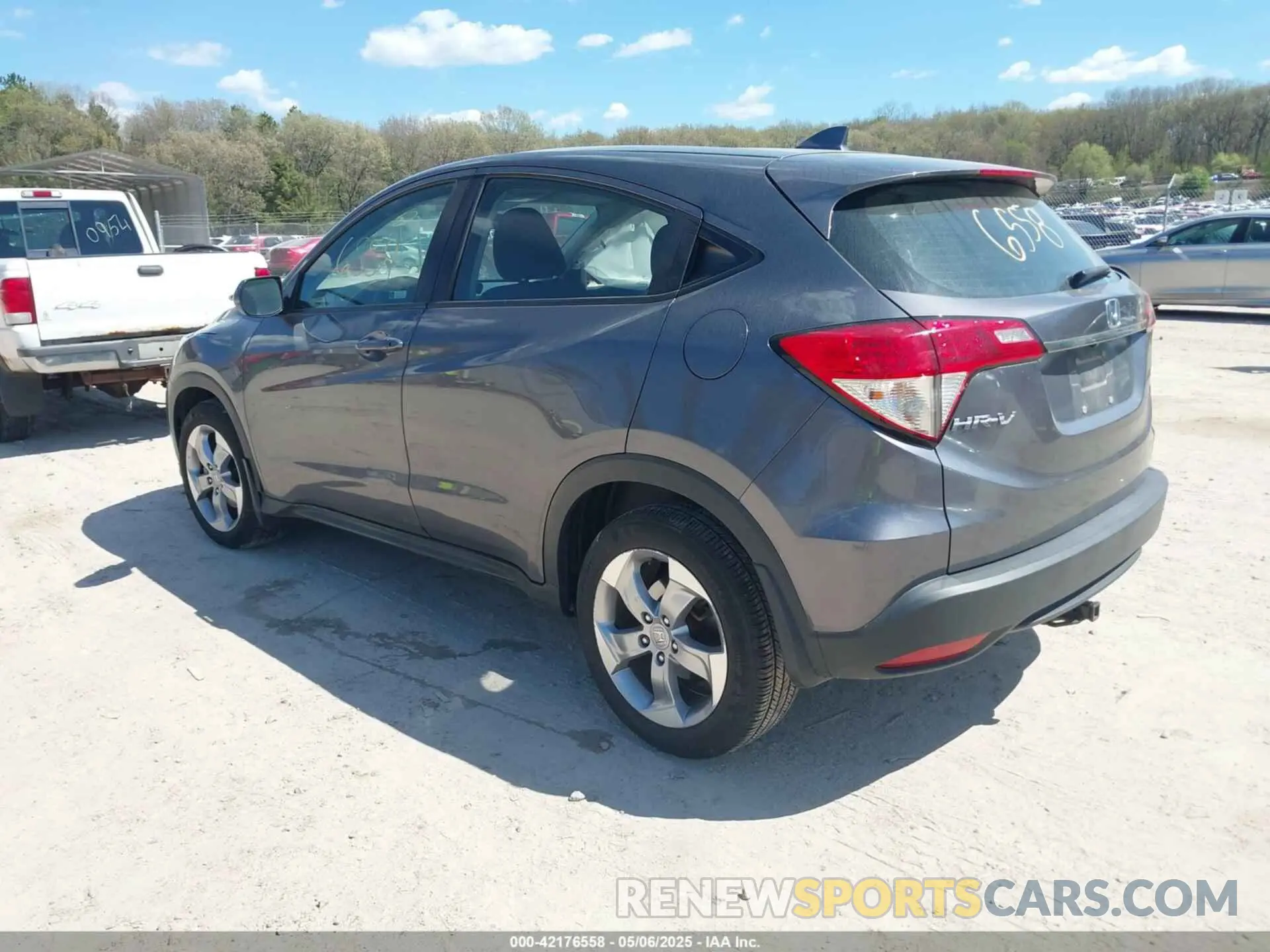 3 Photograph of a damaged car 3CZRU6H34KG705387 HONDA HR-V 2019
