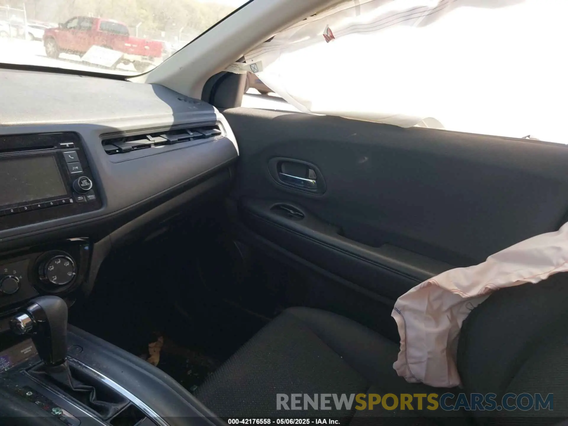 5 Photograph of a damaged car 3CZRU6H34KG705387 HONDA HR-V 2019