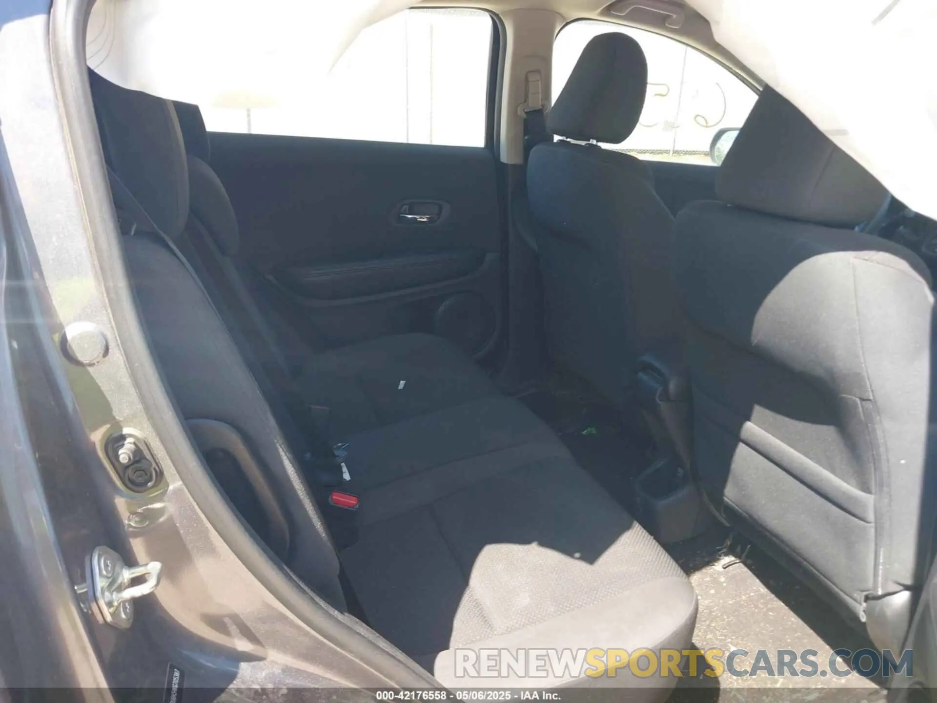 8 Photograph of a damaged car 3CZRU6H34KG705387 HONDA HR-V 2019