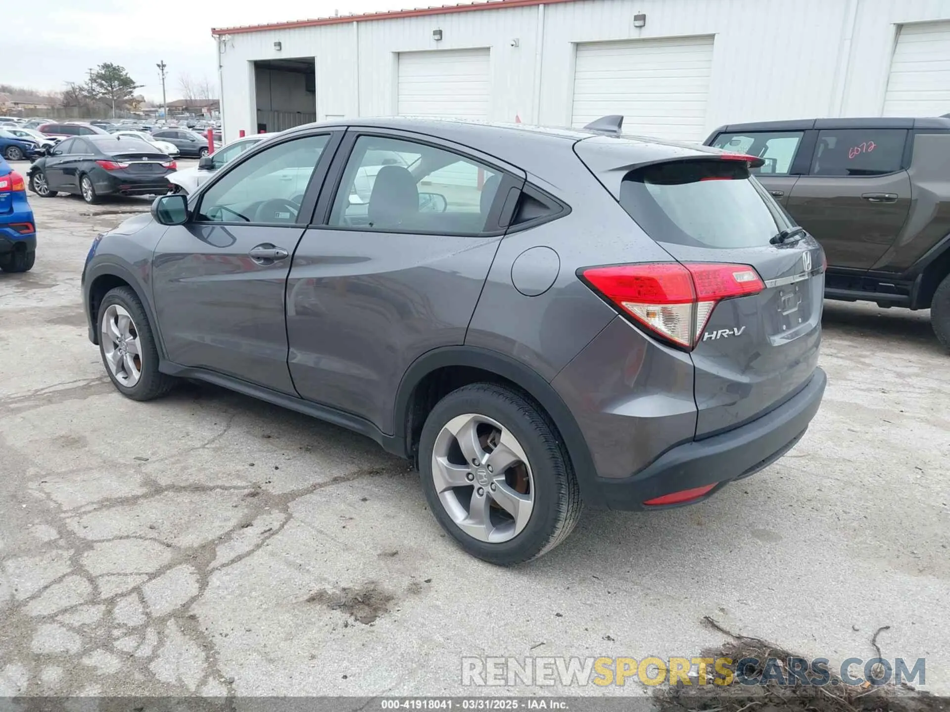 3 Photograph of a damaged car 3CZRU6H34KG713702 HONDA HR-V 2019