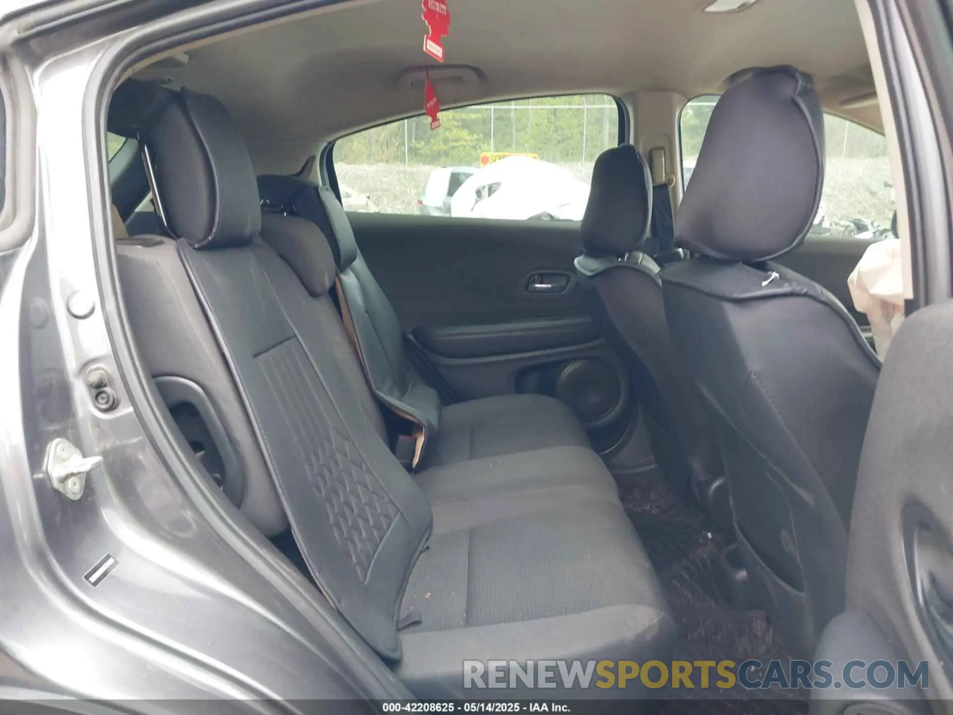 8 Photograph of a damaged car 3CZRU6H34KG724683 HONDA HR-V 2019