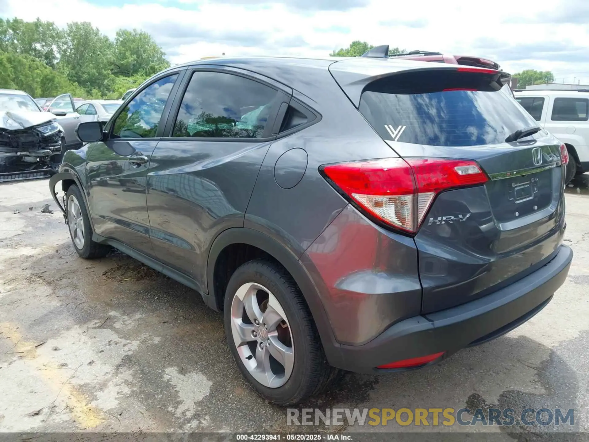 3 Photograph of a damaged car 3CZRU6H34KM728685 HONDA HR-V 2019