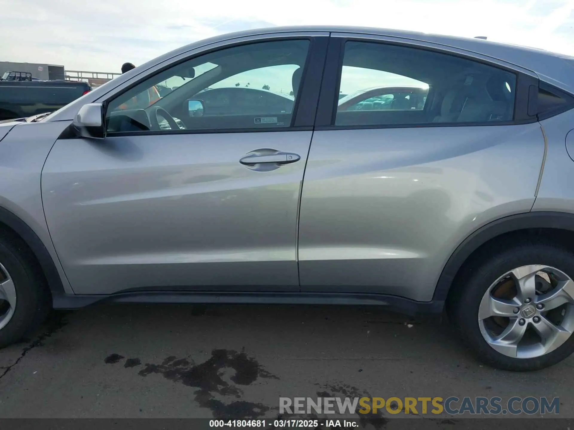 14 Photograph of a damaged car 3CZRU6H35KG705978 HONDA HR-V 2019