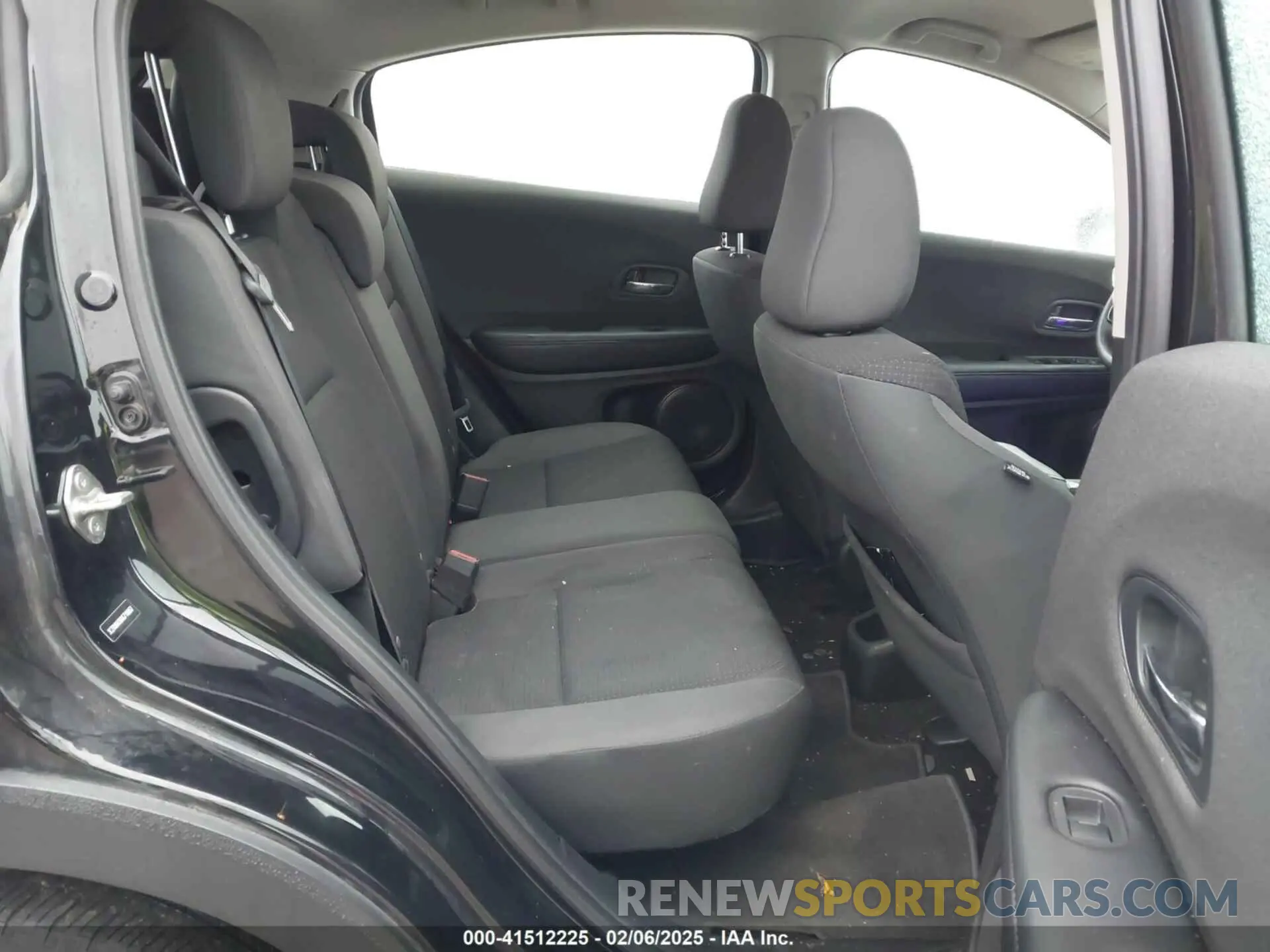 8 Photograph of a damaged car 3CZRU6H36KG718867 HONDA HR-V 2019