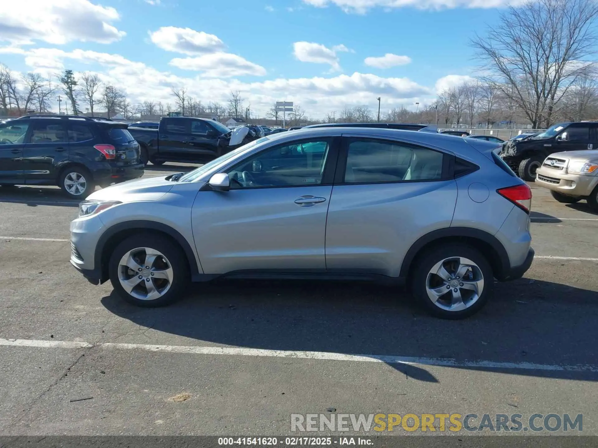 14 Photograph of a damaged car 3CZRU6H37KG705075 HONDA HR-V 2019