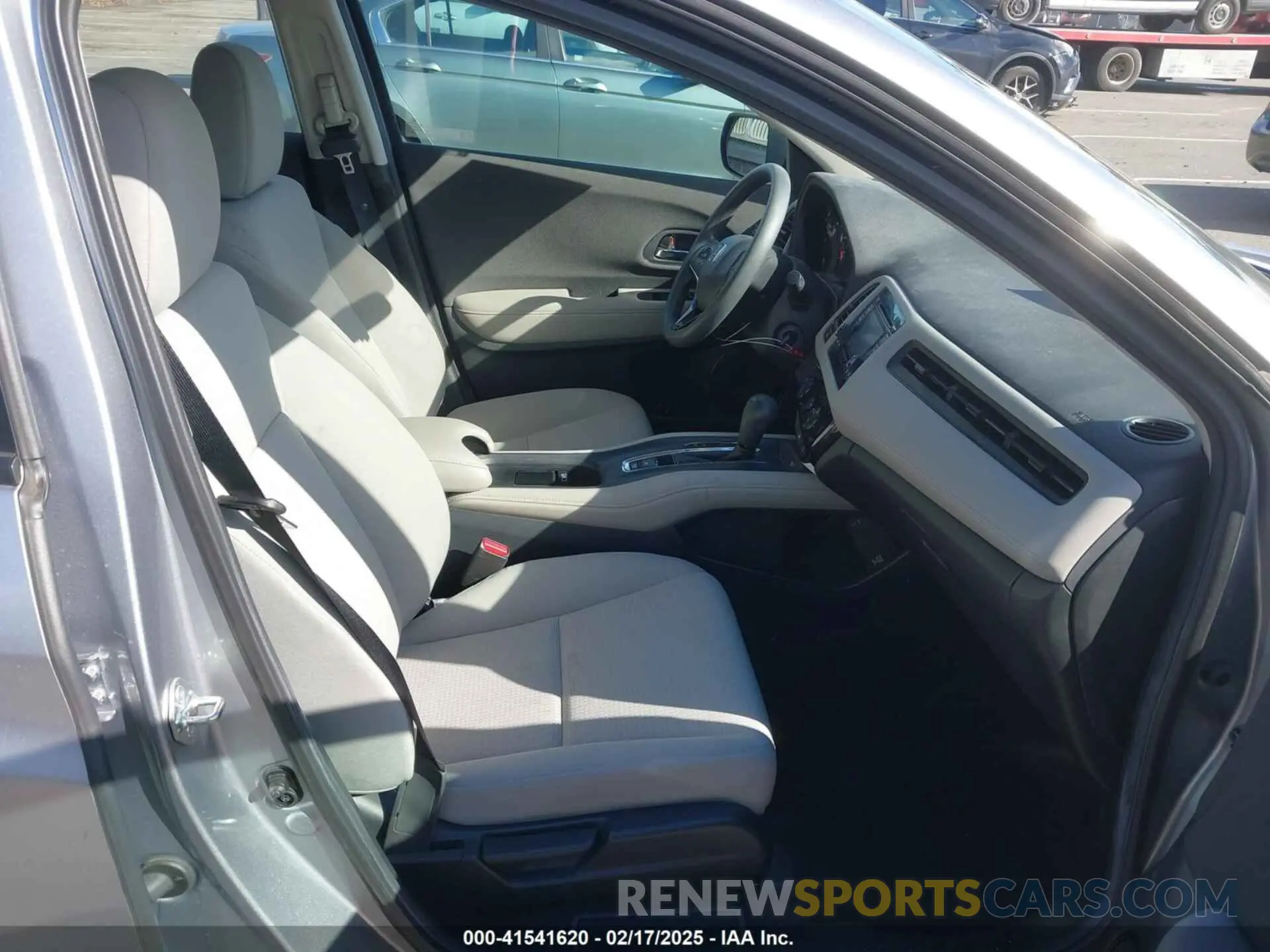 5 Photograph of a damaged car 3CZRU6H37KG705075 HONDA HR-V 2019