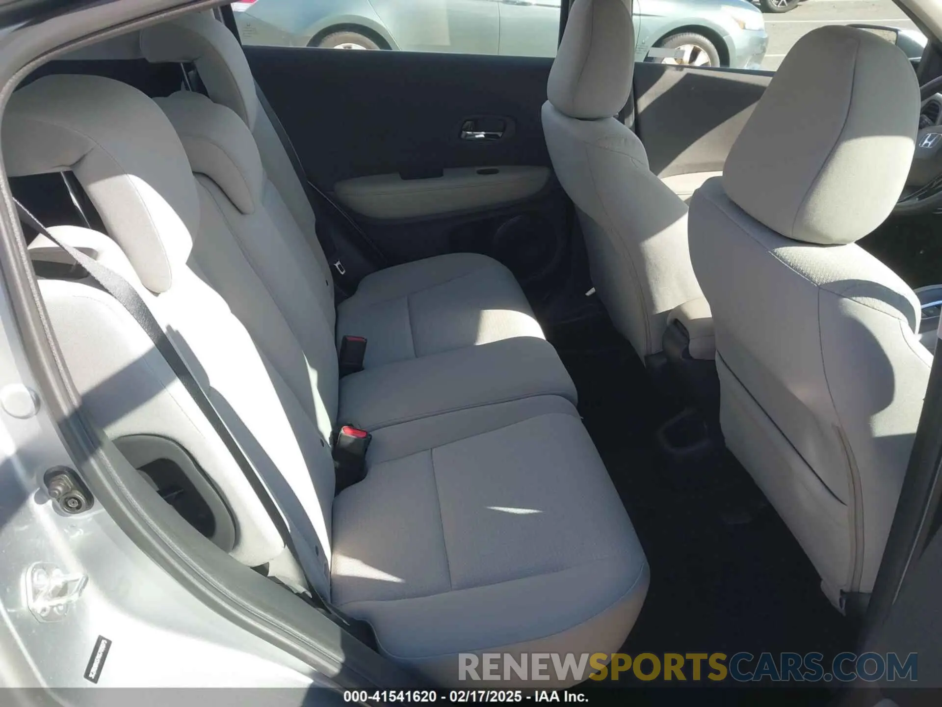 8 Photograph of a damaged car 3CZRU6H37KG705075 HONDA HR-V 2019