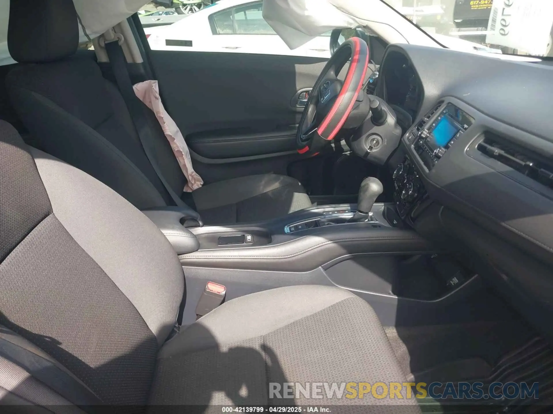 5 Photograph of a damaged car 3CZRU6H37KG726234 HONDA HR-V 2019