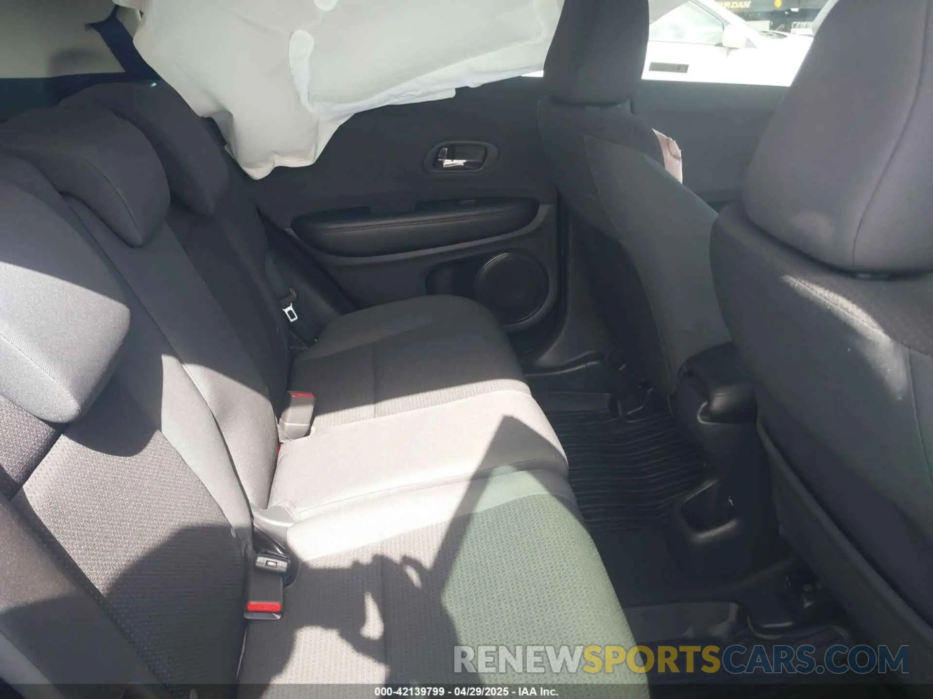 8 Photograph of a damaged car 3CZRU6H37KG726234 HONDA HR-V 2019