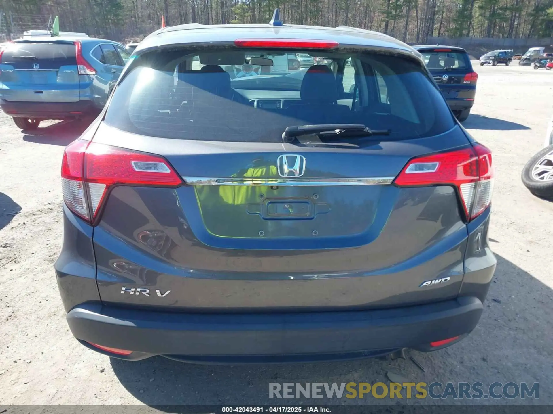 17 Photograph of a damaged car 3CZRU6H38KG707210 HONDA HR-V 2019