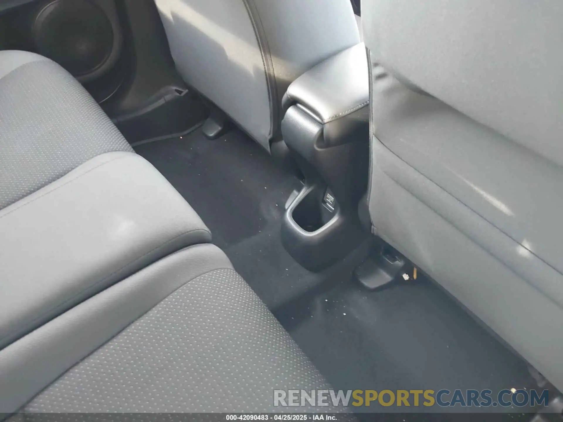 8 Photograph of a damaged car 3CZRU6H38KG709278 HONDA HR-V 2019