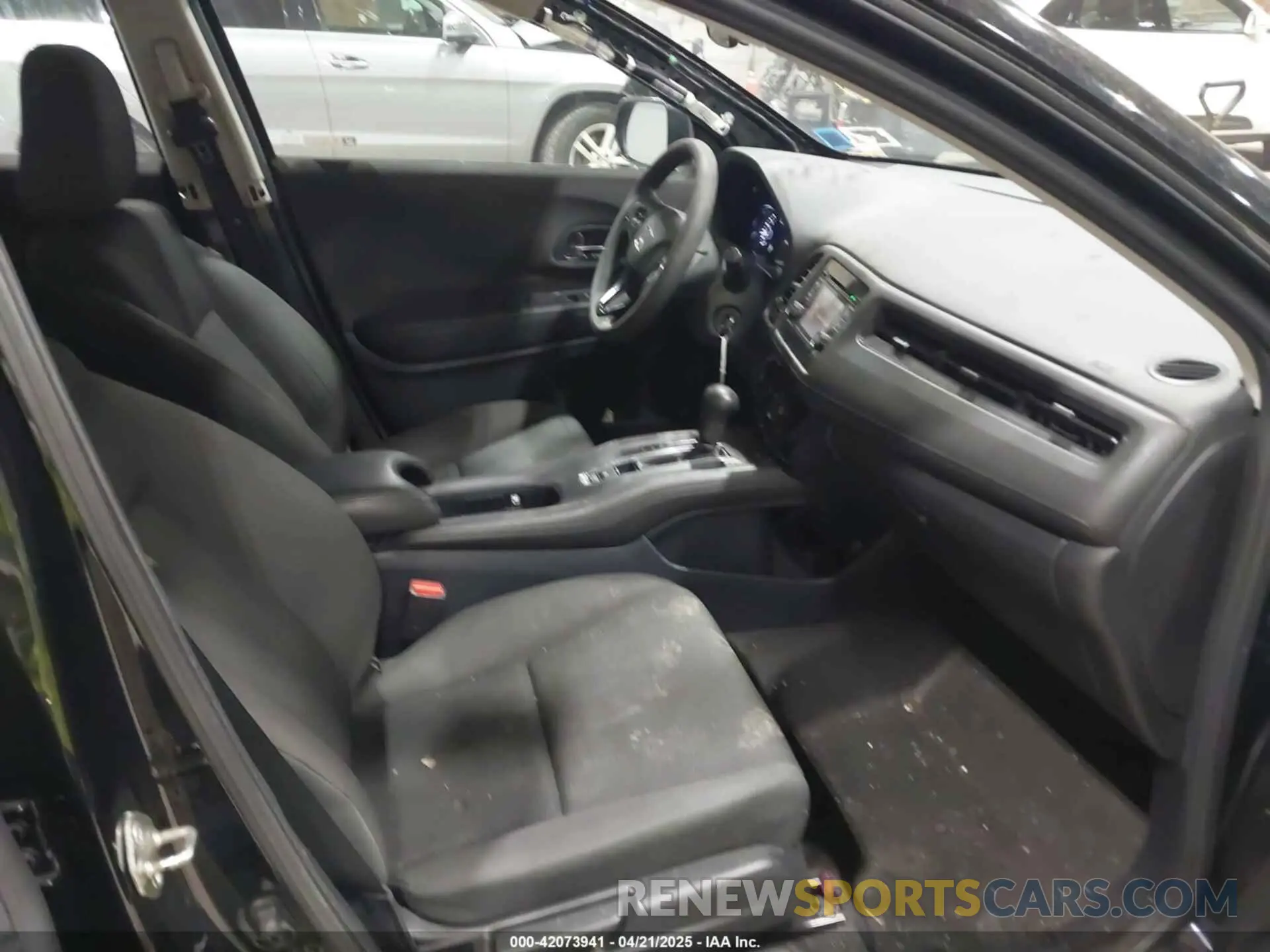 5 Photograph of a damaged car 3CZRU6H38KG713332 HONDA HR-V 2019