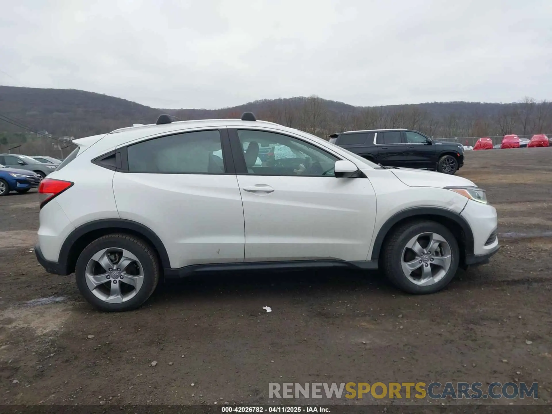 13 Photograph of a damaged car 3CZRU6H38KM743805 HONDA HR-V 2019