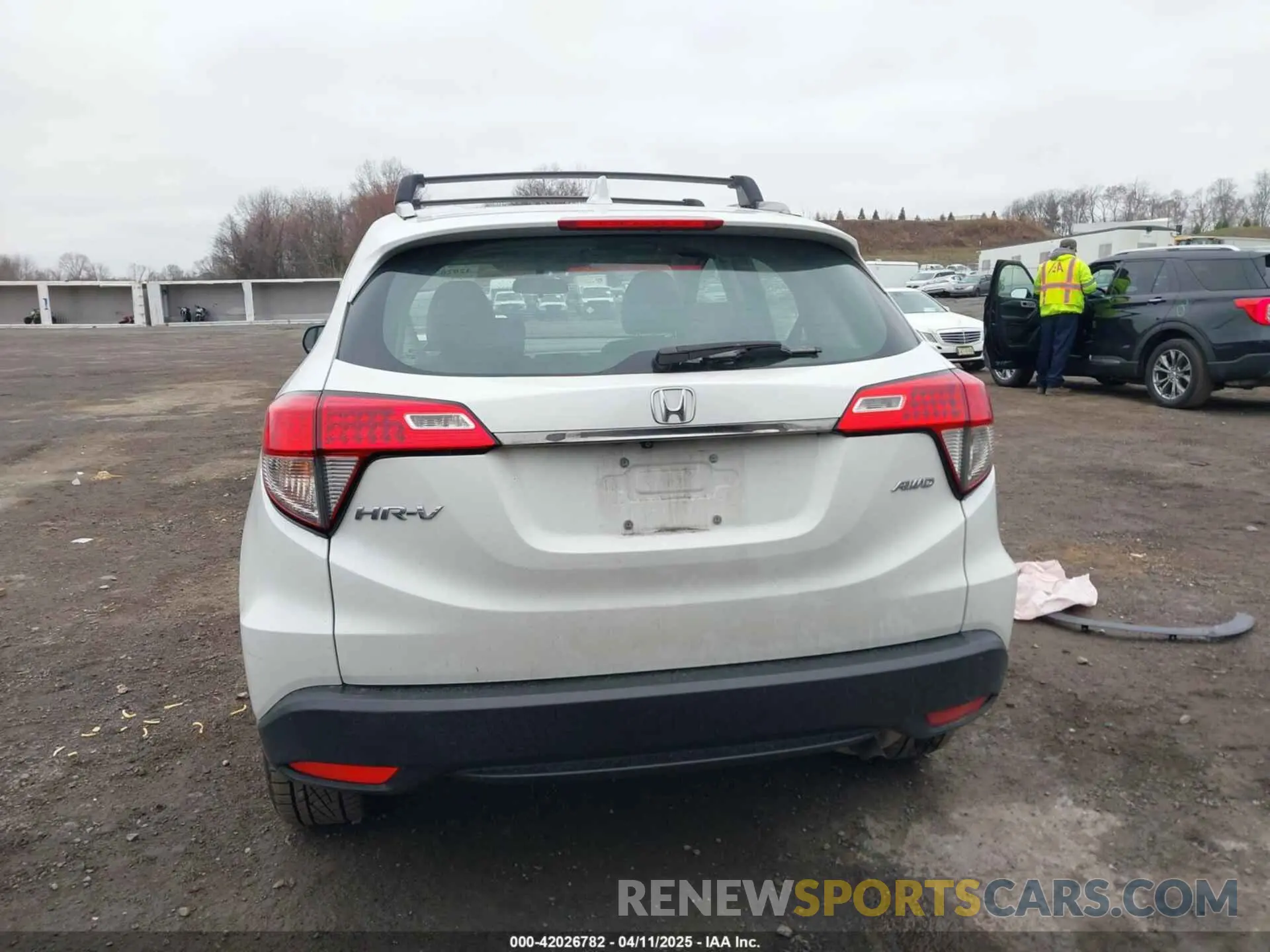 16 Photograph of a damaged car 3CZRU6H38KM743805 HONDA HR-V 2019