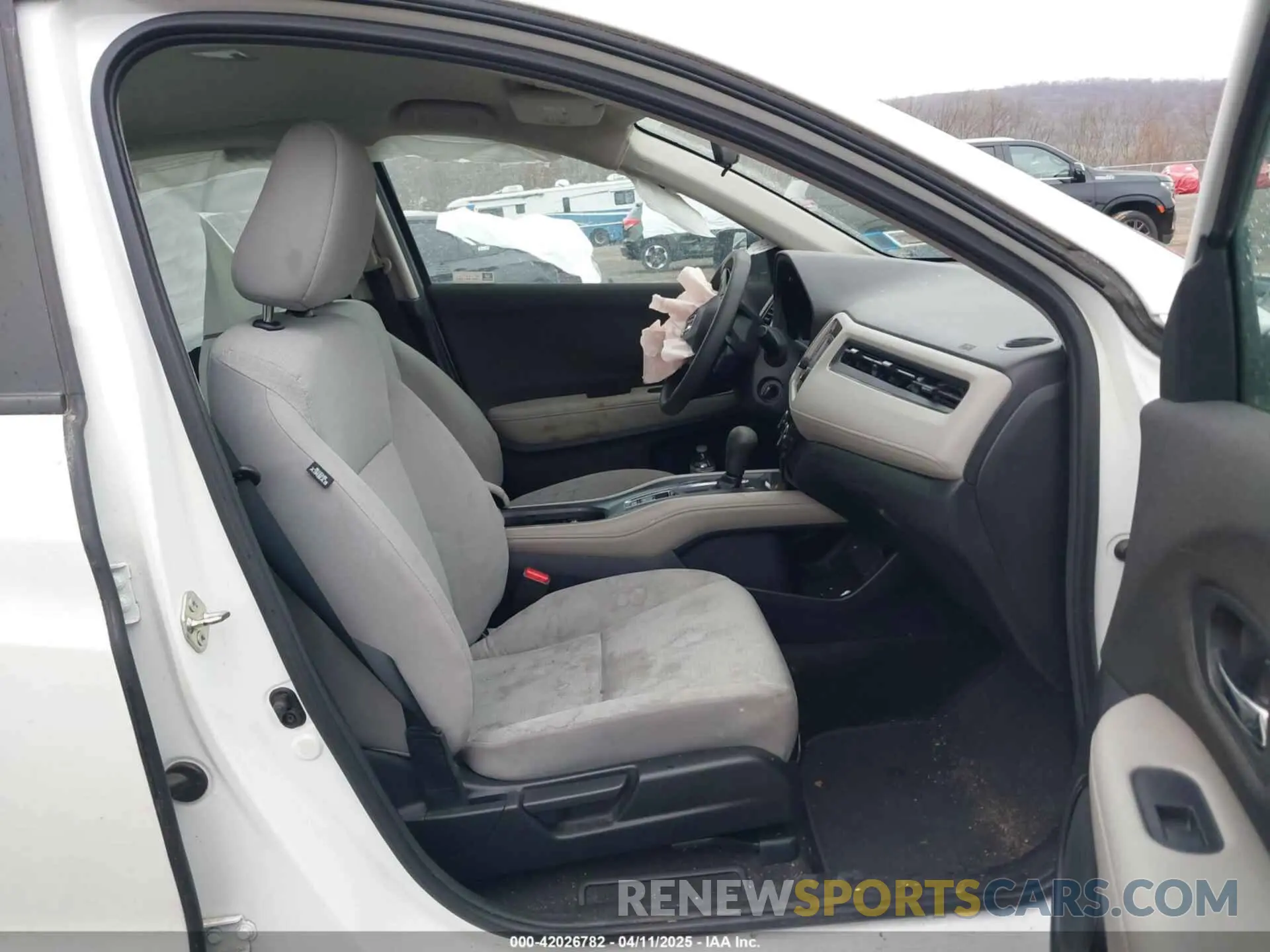 5 Photograph of a damaged car 3CZRU6H38KM743805 HONDA HR-V 2019