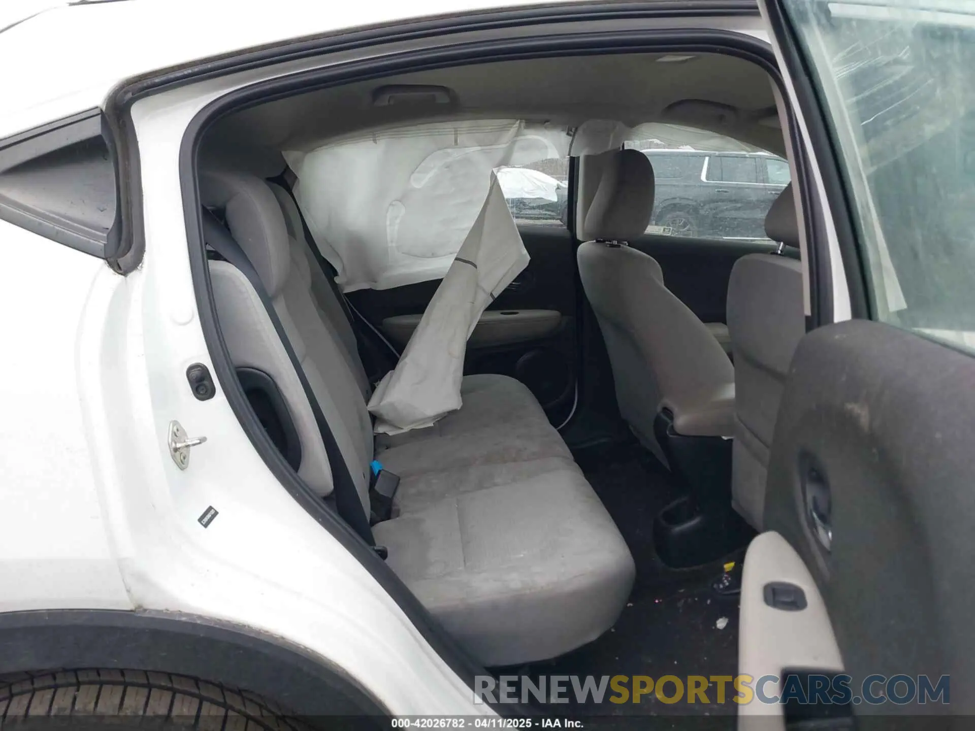 8 Photograph of a damaged car 3CZRU6H38KM743805 HONDA HR-V 2019