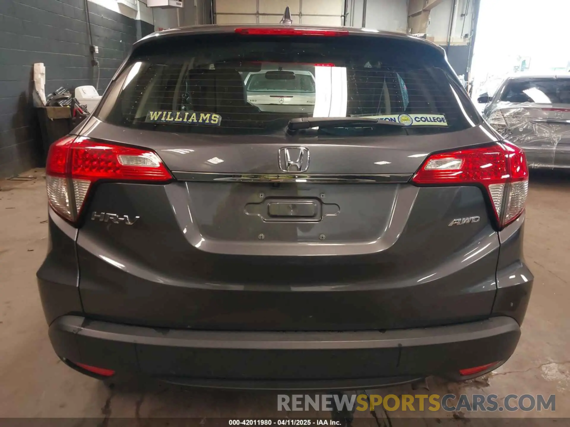 16 Photograph of a damaged car 3CZRU6H39KG710049 HONDA HR-V 2019