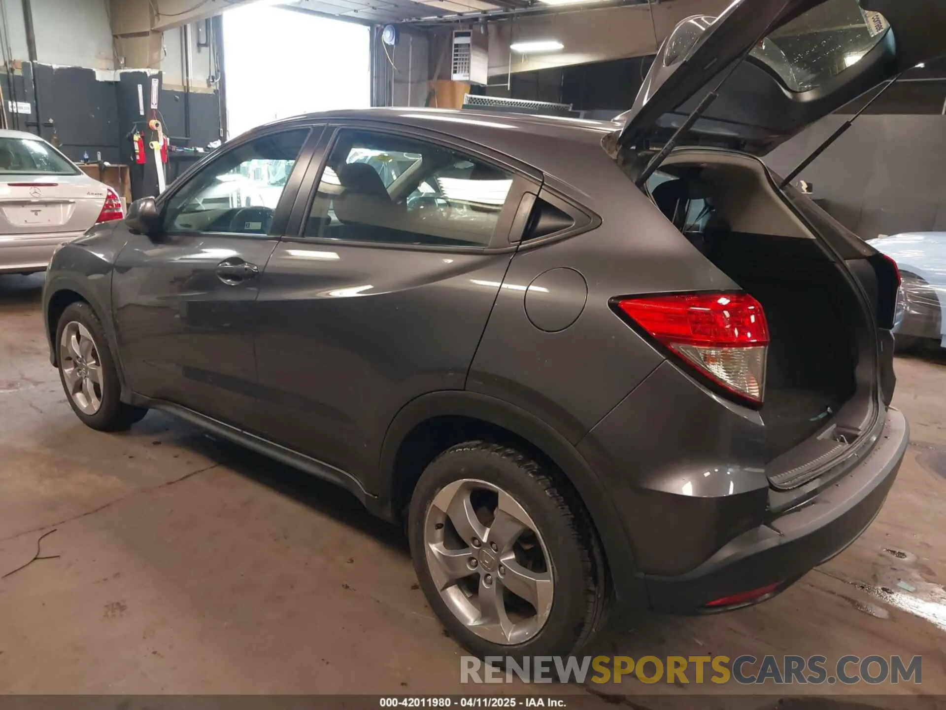 3 Photograph of a damaged car 3CZRU6H39KG710049 HONDA HR-V 2019