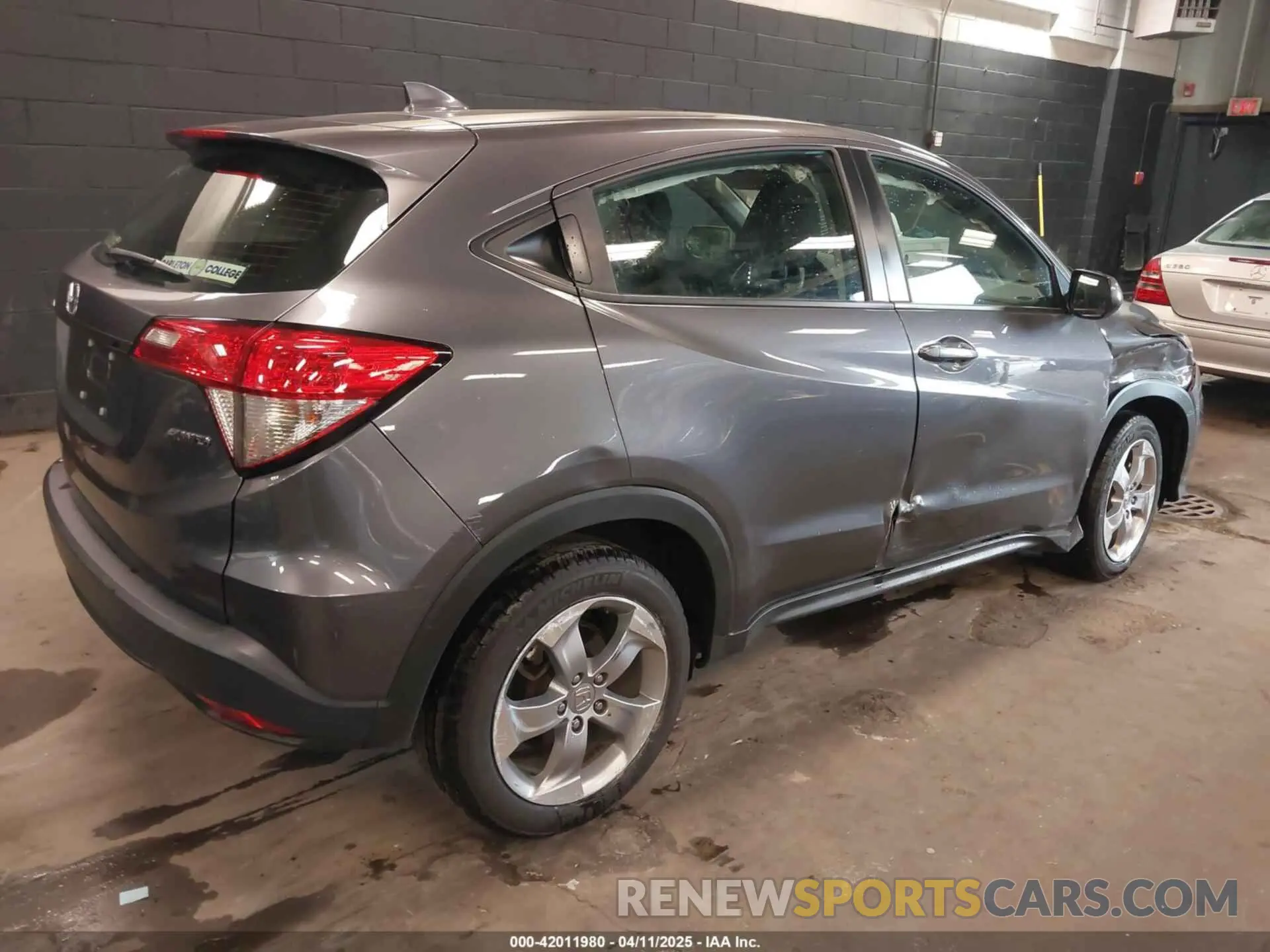 4 Photograph of a damaged car 3CZRU6H39KG710049 HONDA HR-V 2019