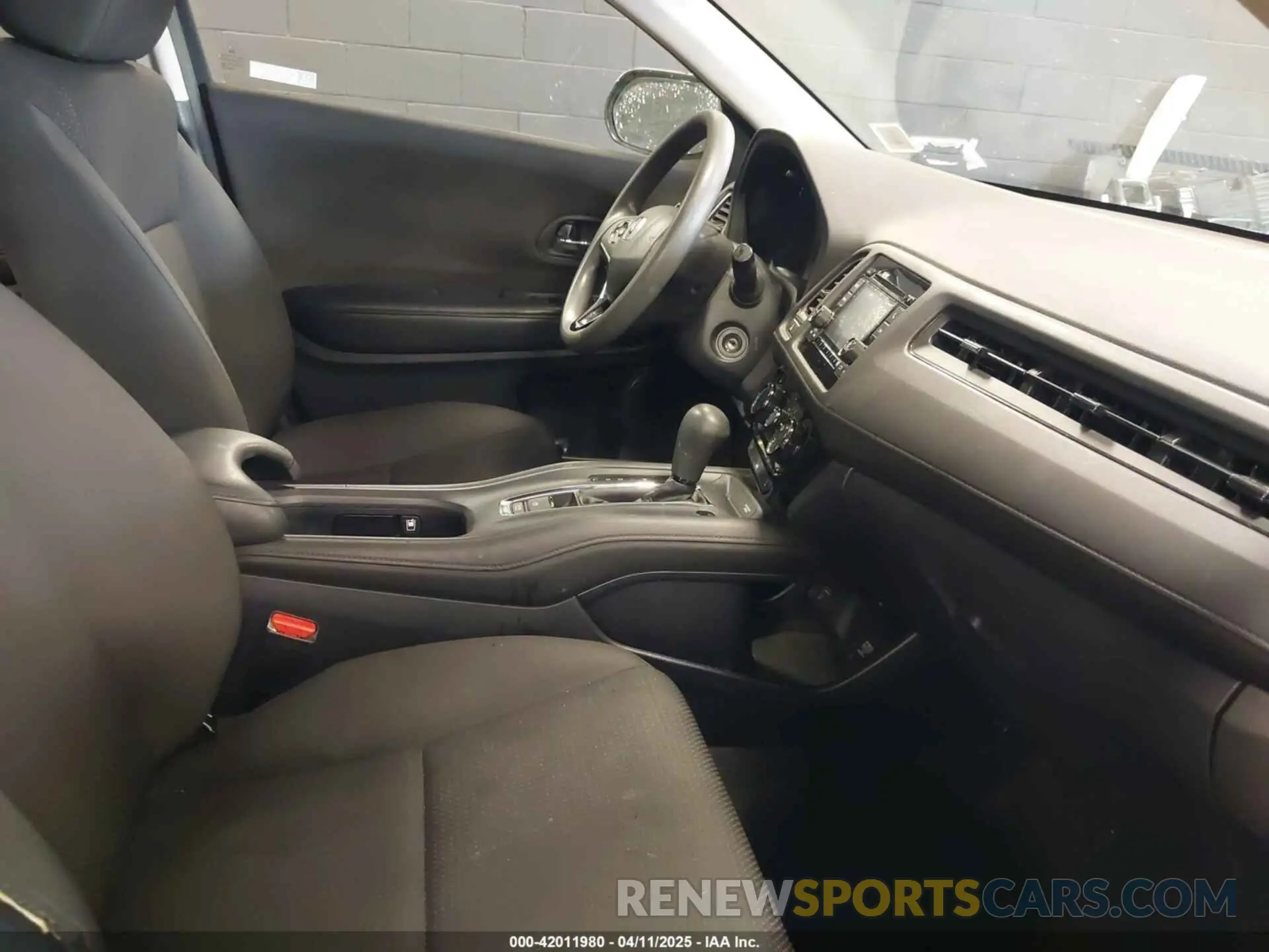 5 Photograph of a damaged car 3CZRU6H39KG710049 HONDA HR-V 2019