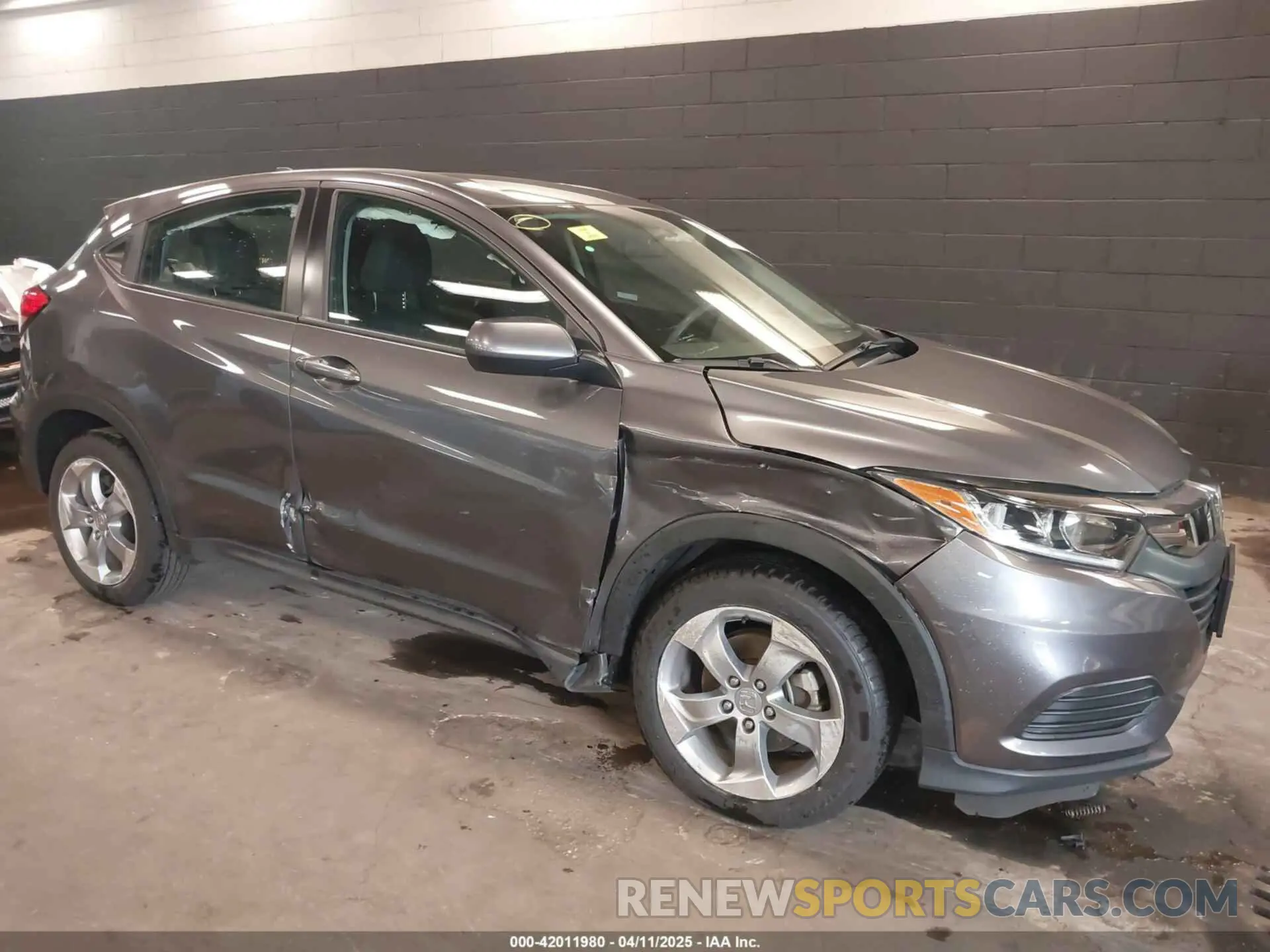 6 Photograph of a damaged car 3CZRU6H39KG710049 HONDA HR-V 2019