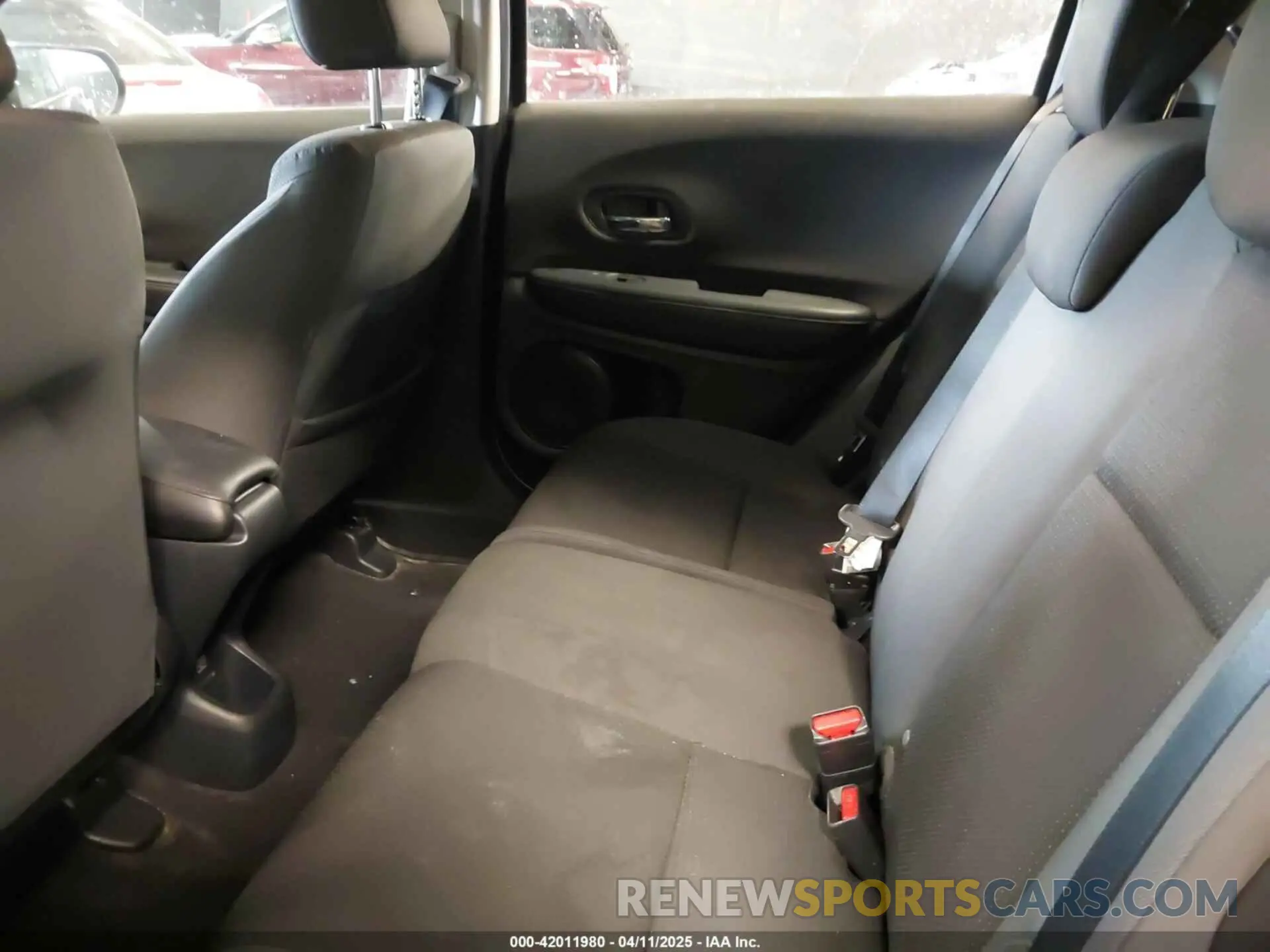 8 Photograph of a damaged car 3CZRU6H39KG710049 HONDA HR-V 2019
