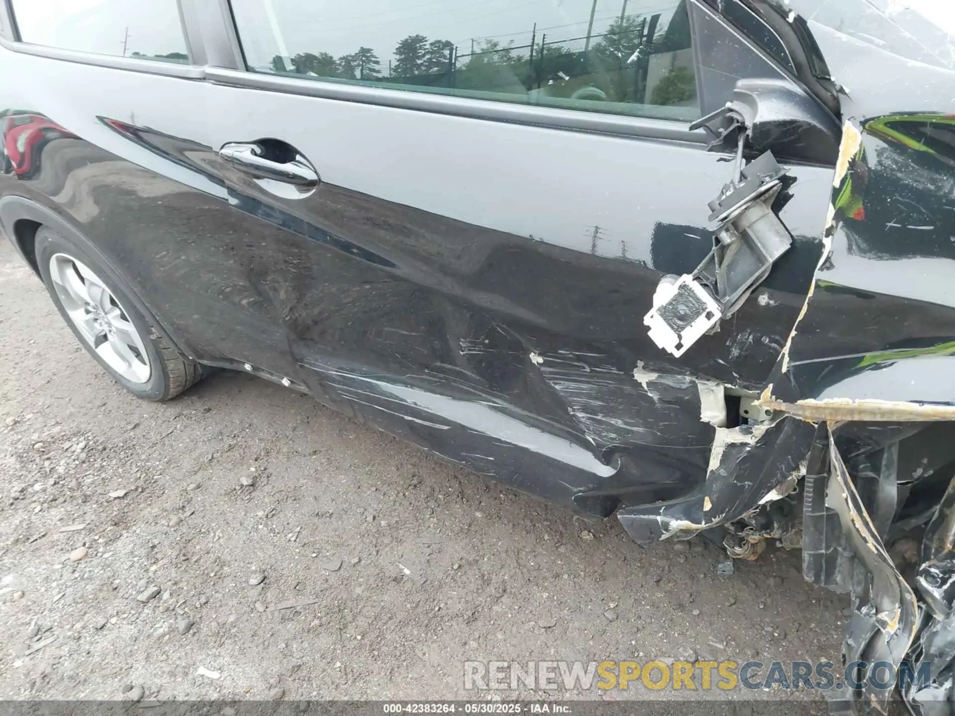 19 Photograph of a damaged car 3CZRU6H39KG722170 HONDA HR-V 2019