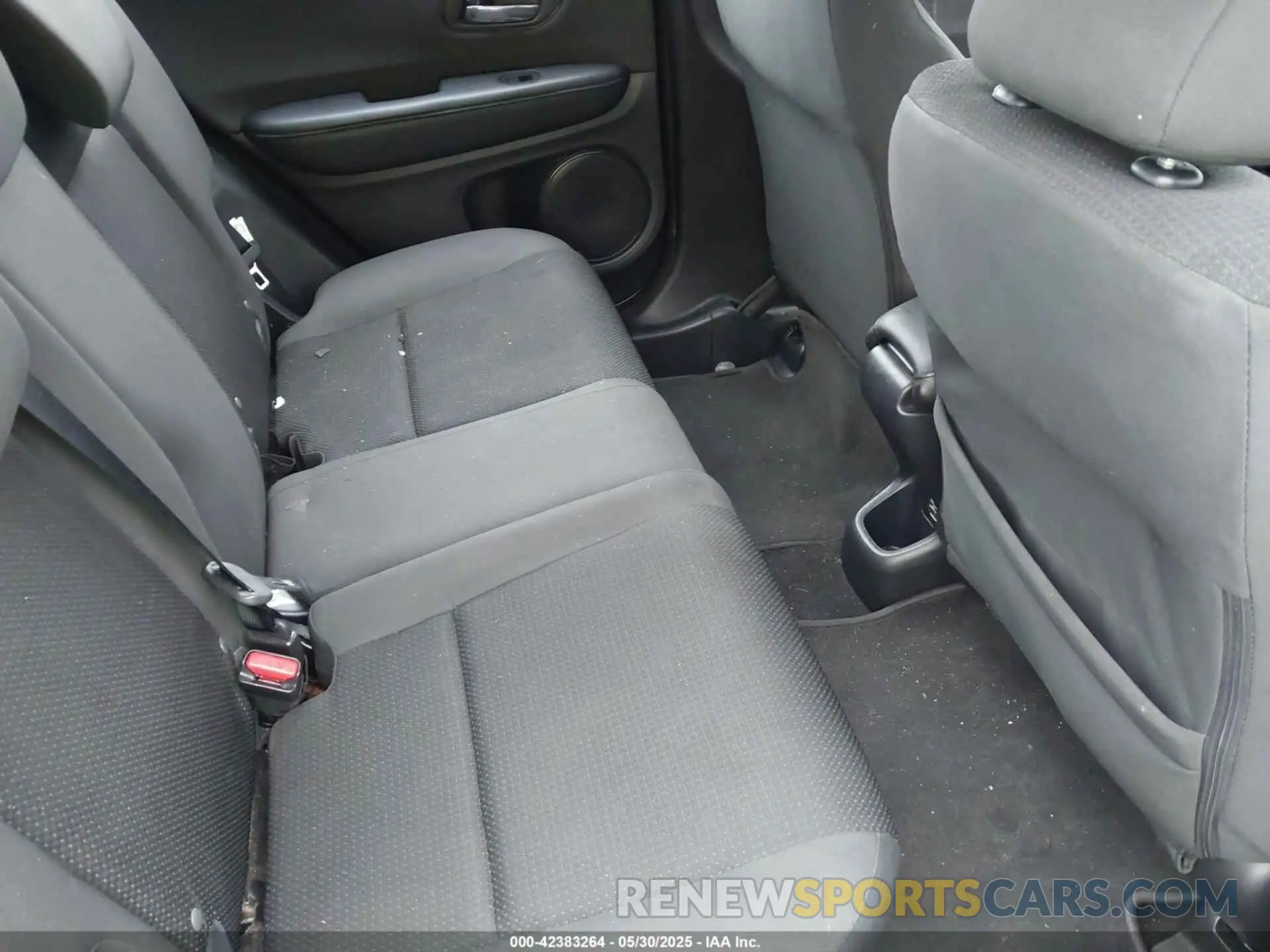 8 Photograph of a damaged car 3CZRU6H39KG722170 HONDA HR-V 2019