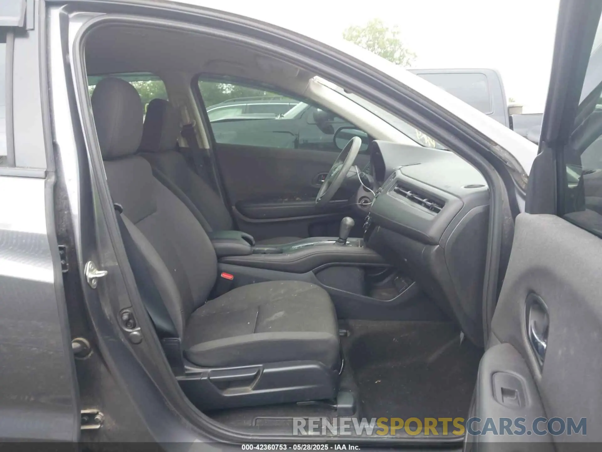 5 Photograph of a damaged car 3CZRU6H3XKG706396 HONDA HR-V 2019