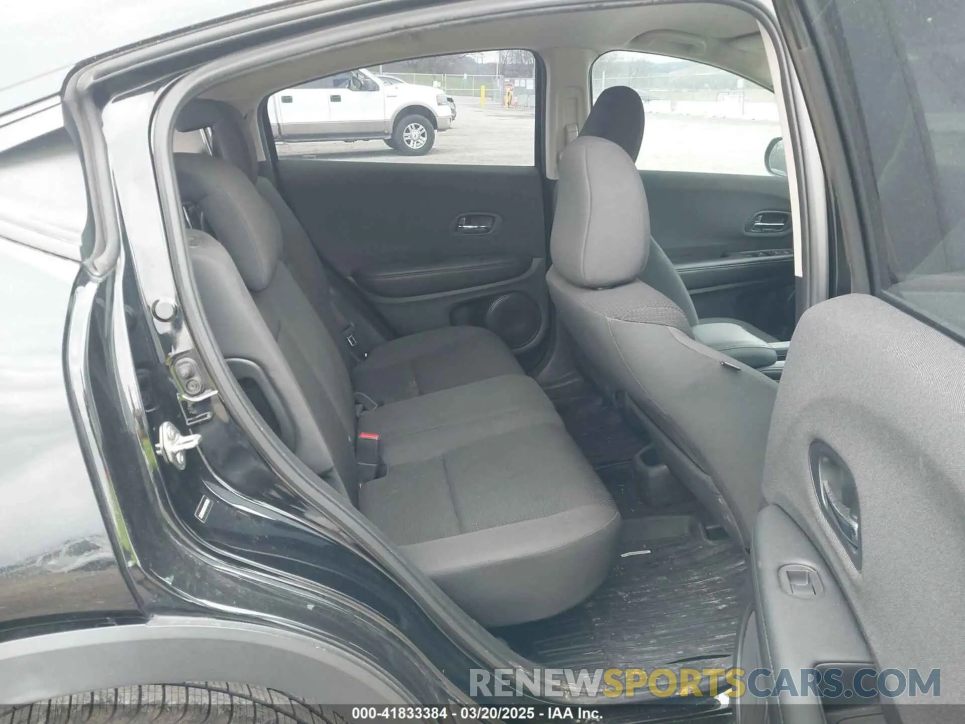 8 Photograph of a damaged car 3CZRU6H3XKG707838 HONDA HR-V 2019