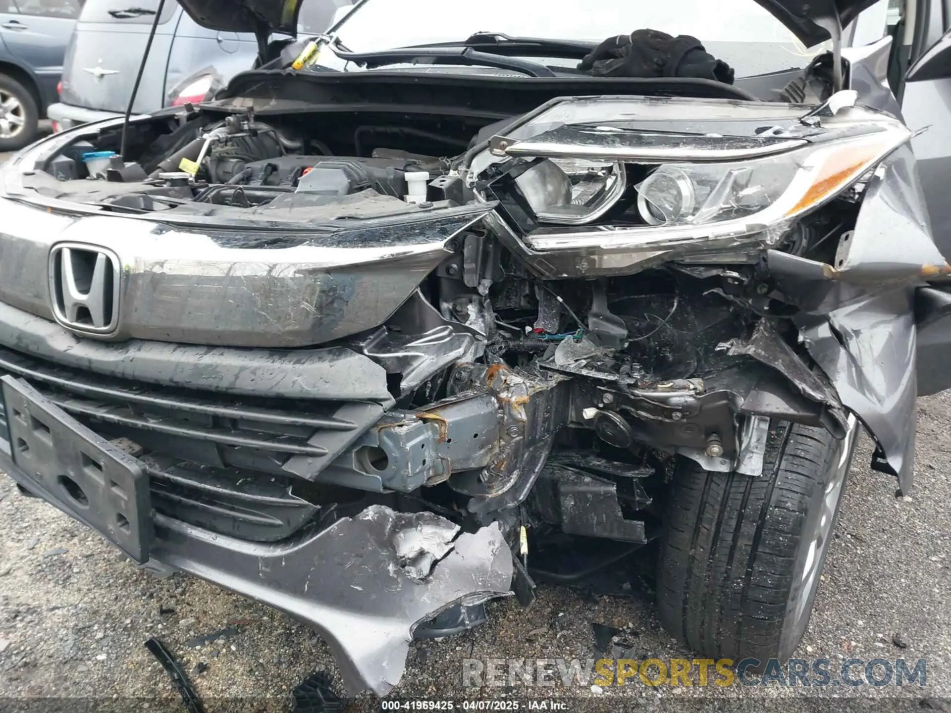 18 Photograph of a damaged car 3CZRU6H3XKG712120 HONDA HR-V 2019
