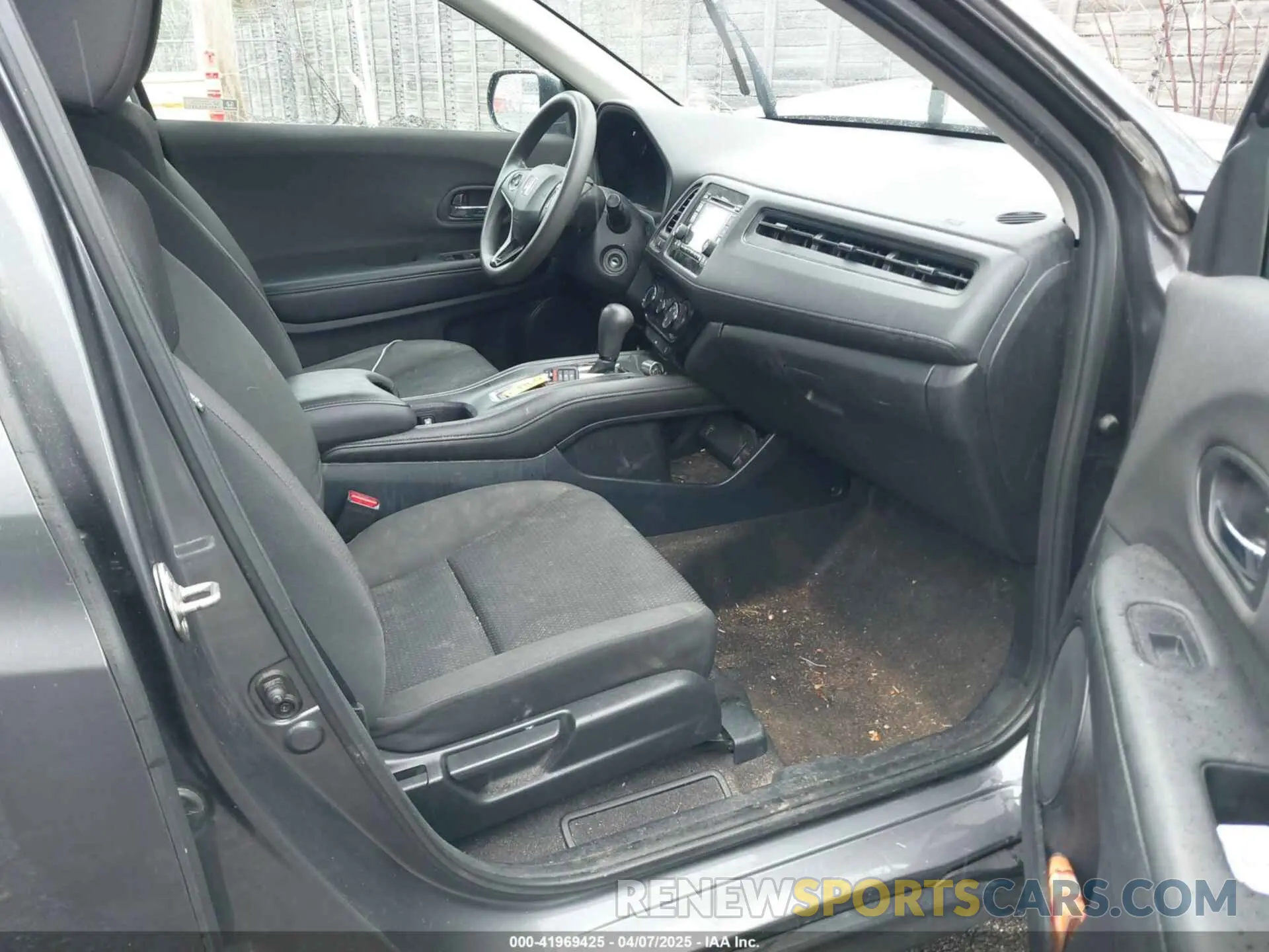 5 Photograph of a damaged car 3CZRU6H3XKG712120 HONDA HR-V 2019