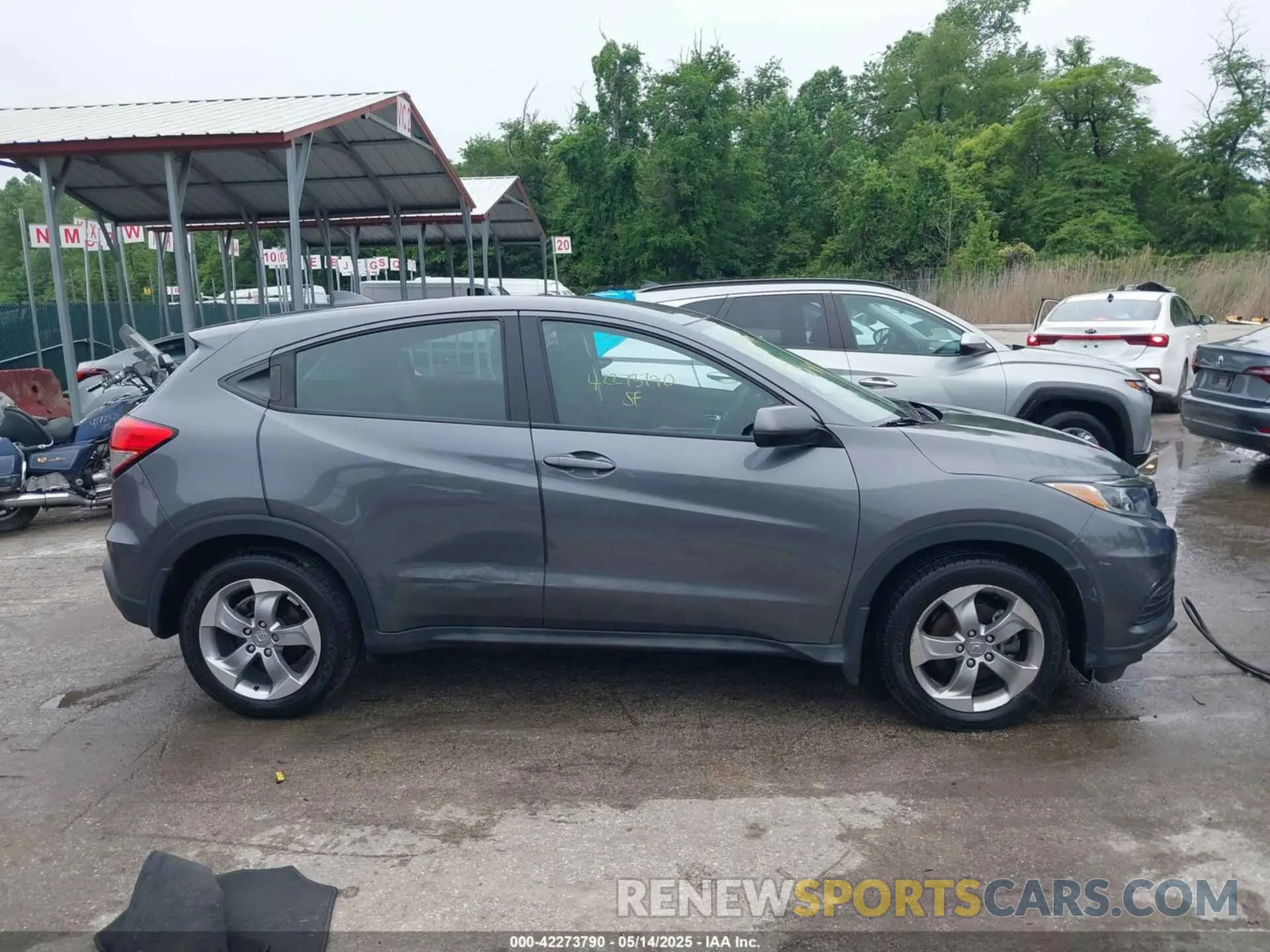 13 Photograph of a damaged car 3CZRU6H3XKG713350 HONDA HR-V 2019