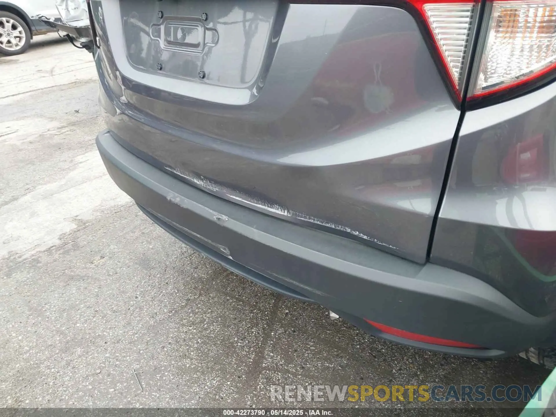 18 Photograph of a damaged car 3CZRU6H3XKG713350 HONDA HR-V 2019