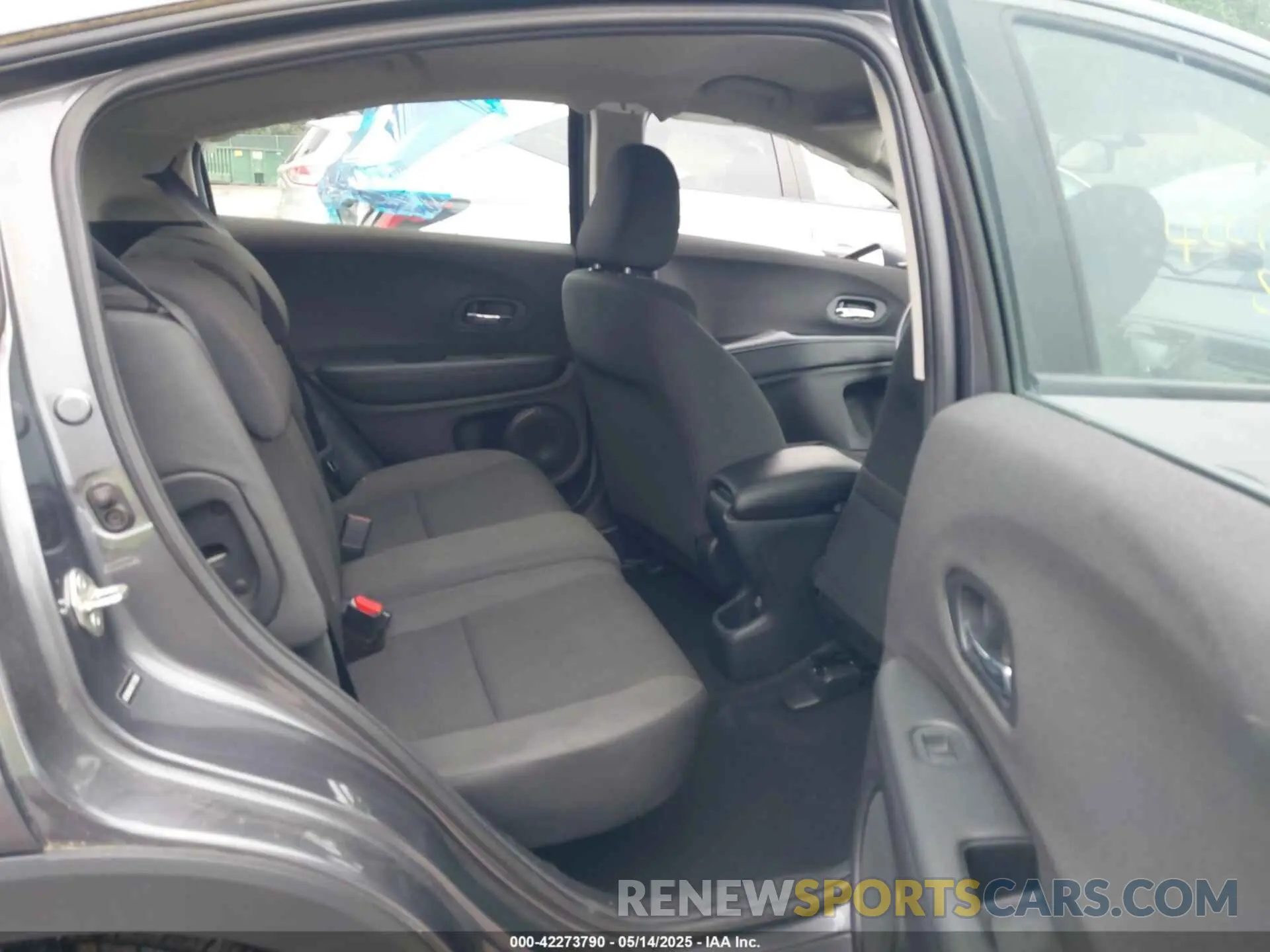 8 Photograph of a damaged car 3CZRU6H3XKG713350 HONDA HR-V 2019